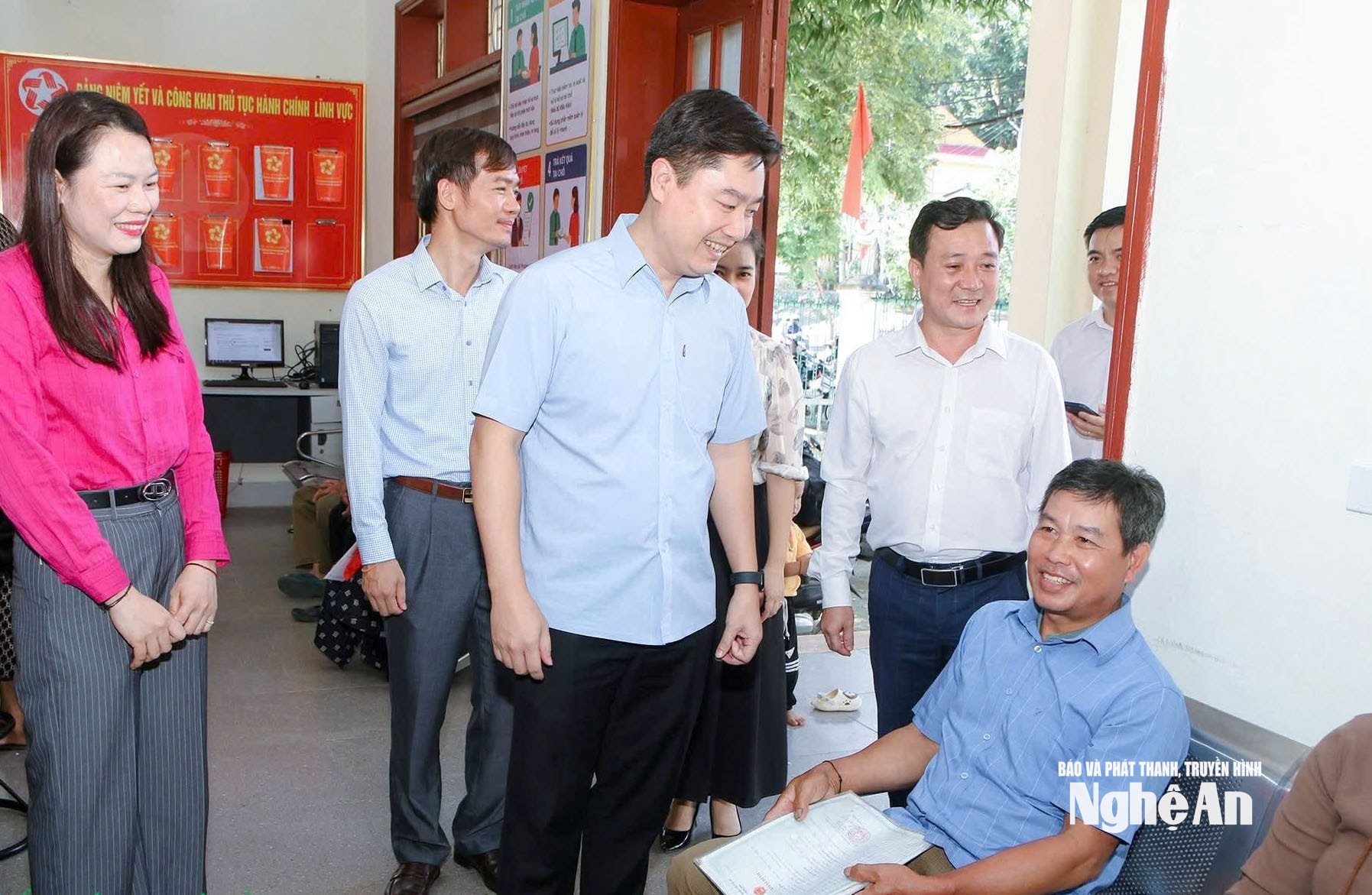 Lãnh đạo xã Tương Dương trao đổi với người dân đến thực hiện thủ tục hành chính tại Trung tâm Phục vụ hành chính công xã.