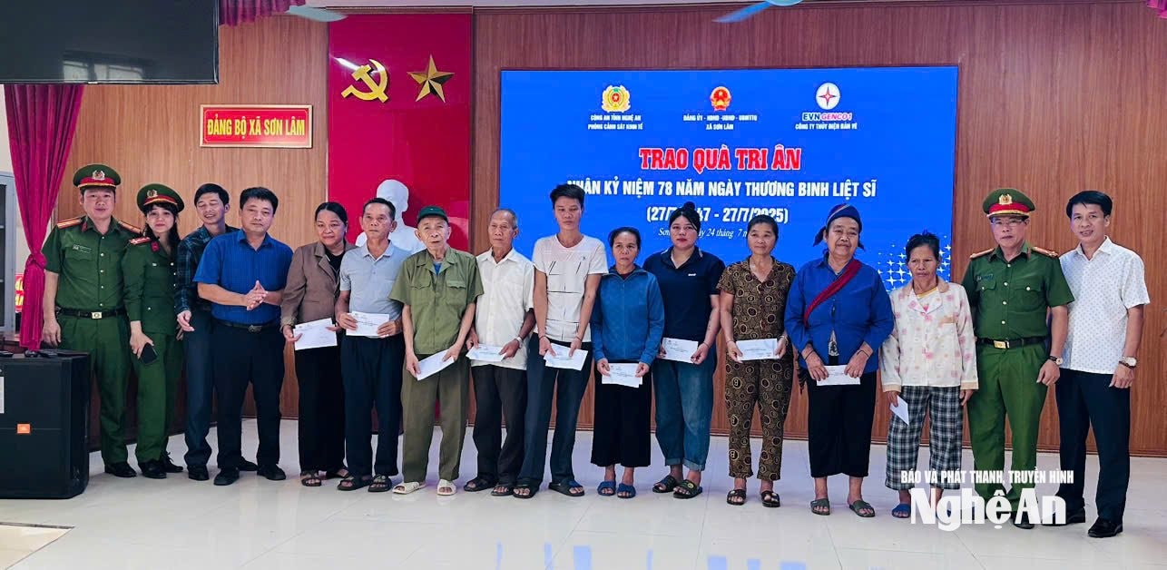 Đoàn trao quà cho người dân tại địa bàn xã Sơn Lâm. Ảnh: Linh Chi