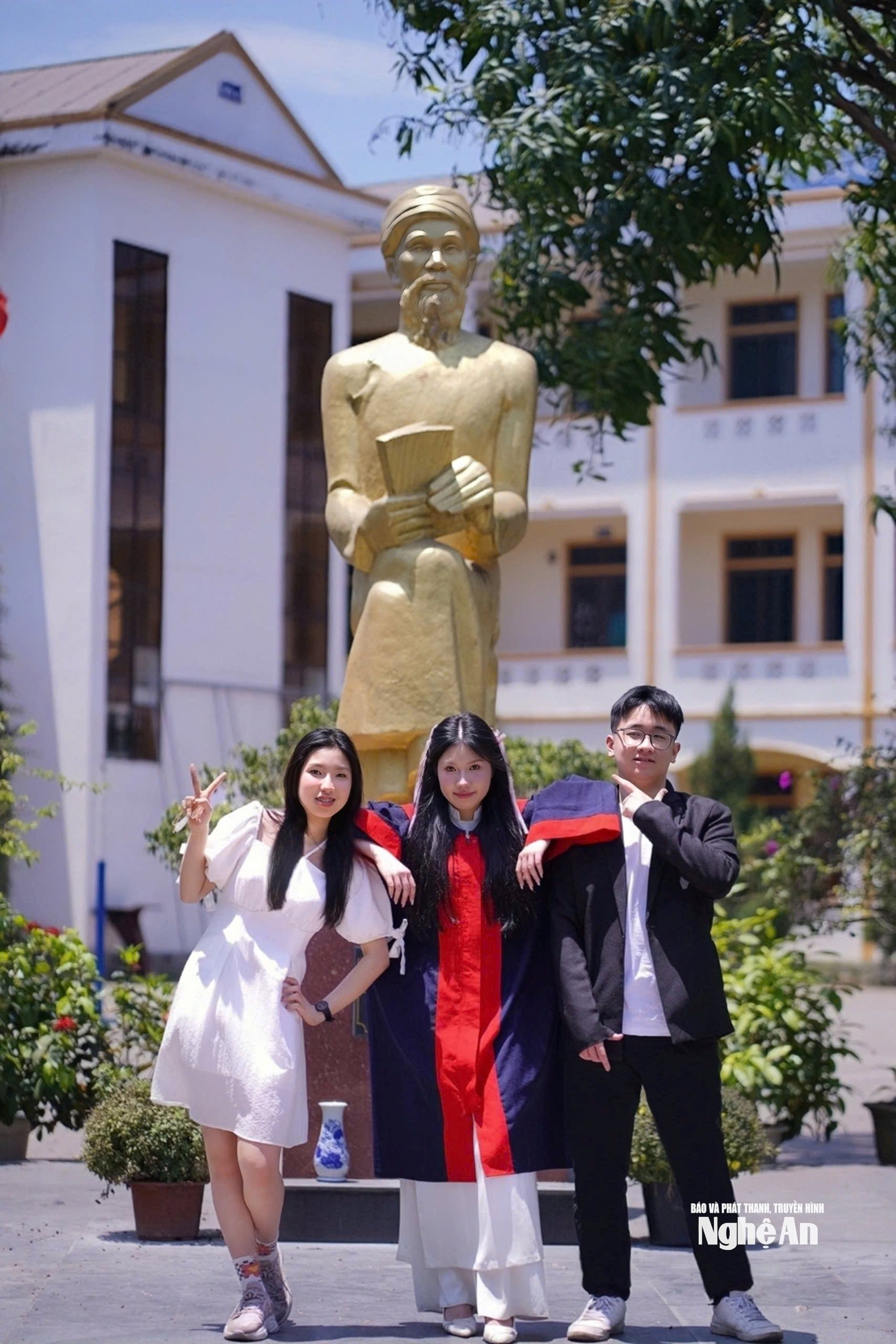 3 chị em Linh đều là học sinh Trường THPT chuyên Phan Bội Châu. Ảnh - NVCC
