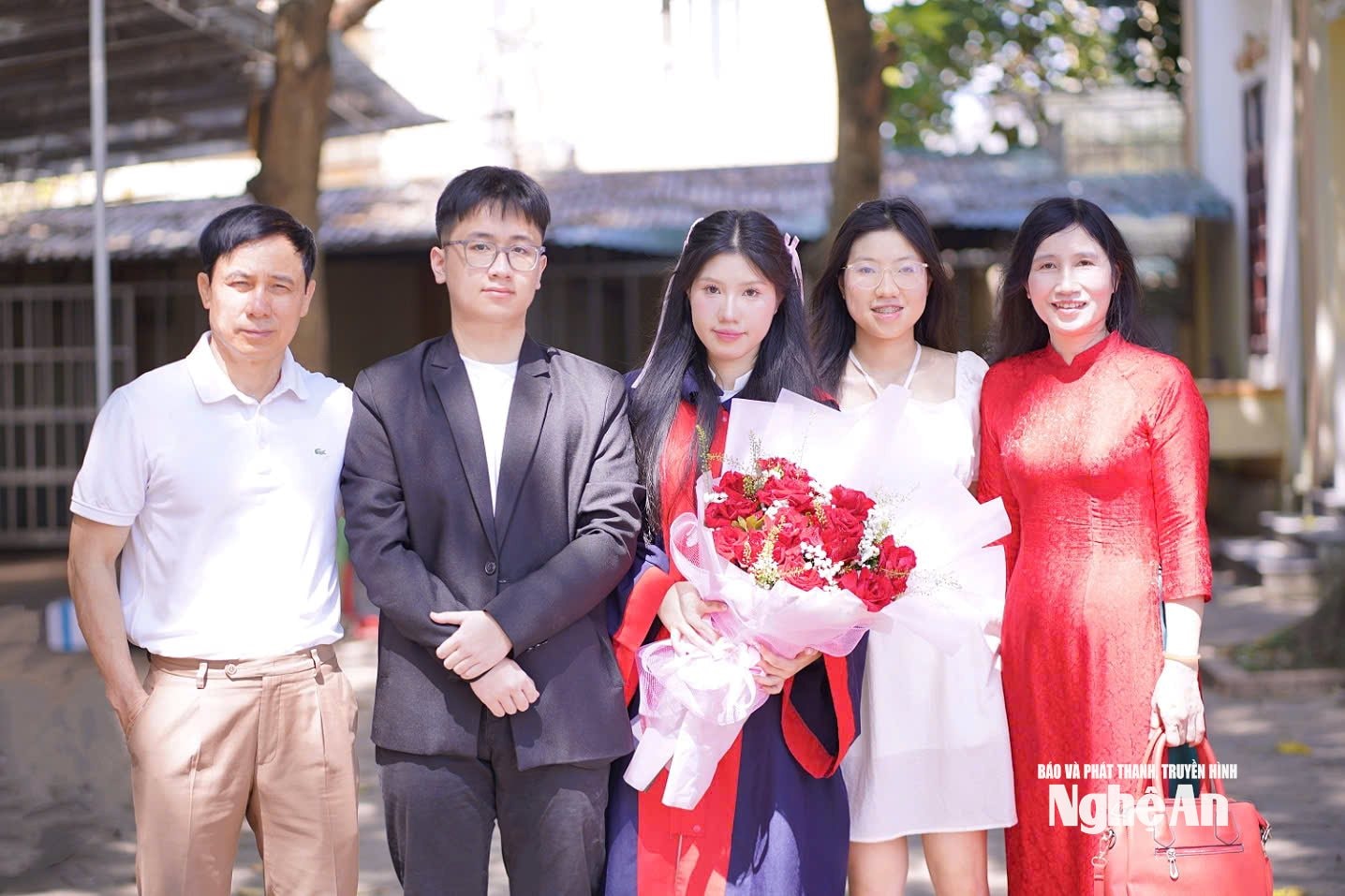 Gia đình là điểm tựa vững chắc cho chị em Linh trong học tập và cuộc sống. Ảnh - NVCC