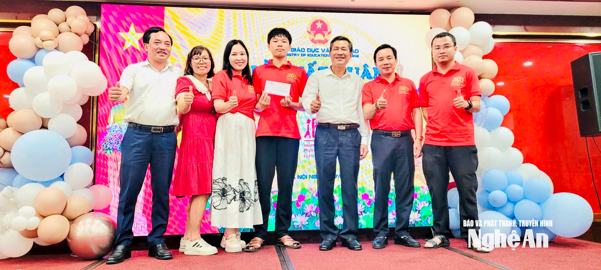 Lãnh đạo Sở Giáo dục và Đào tạo và Trường THPT chuyên Phan Bội Châu chúc mừng học sinh Nguyễn Thế Quân trước khi tham dự Kỳ thi Olympic Vật lý quốc tế. Ảnh - Mỹ H