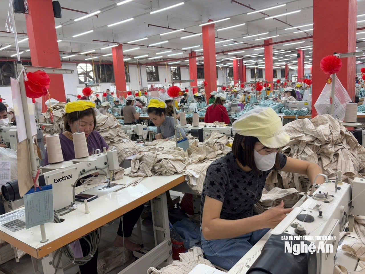 Công nsản xuất tại công ty may Minh Anh. Ảnh: TH