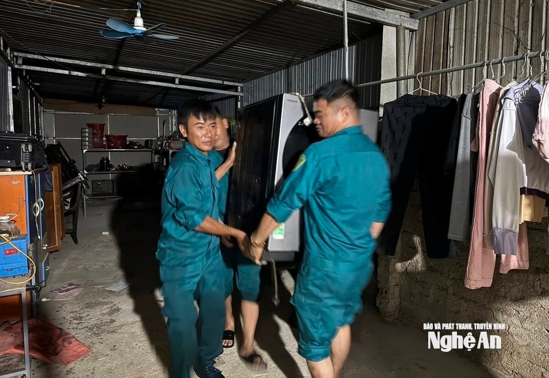 Según el informe del Comité Popular de la comuna de Do Luong, la noche del 23 de julio, las fuerzas de la comuna transportaron y reubicaron rápidamente las pertenencias de 43 familias del Bloque I a un lugar seguro. Foto: Colaborador.