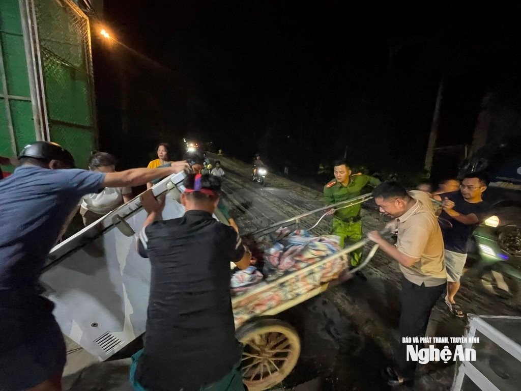 Según el informe del Comité Popular de la Comuna de Tan An, alrededor de la 1:00 a. m. del 24 de julio, el nivel del río Con subió, lo que provocó inundaciones en 10 viviendas de las aldeas de Trung Tam y Tan Trung. Foto: Colaborador.
