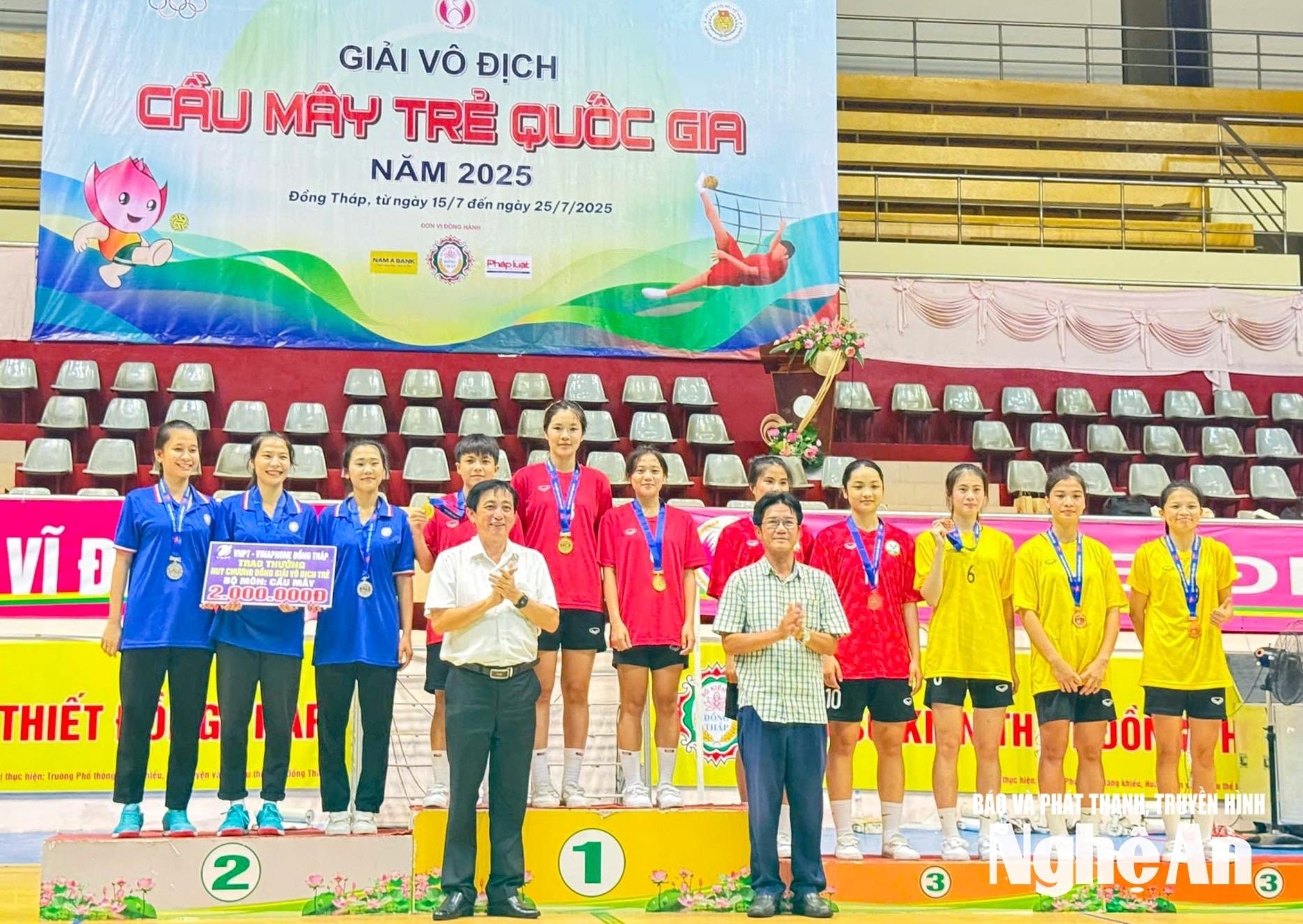 huy-chuong-vang-doi-nu(1).jpg