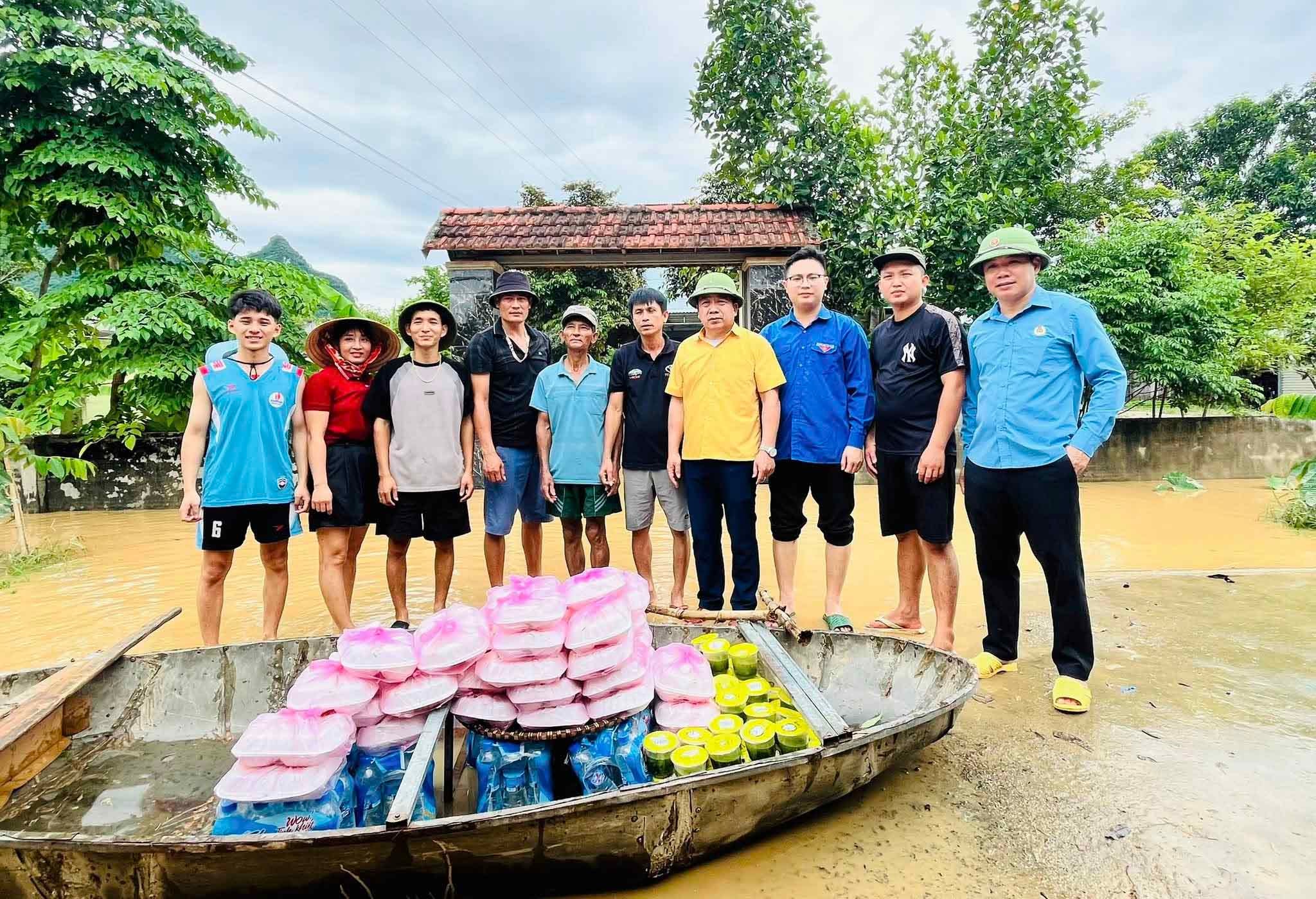 Người dân tiếp nhận quà hỗ trợ của chính quyền địa phương và các nhà hảo tâm. Ảnh: CSCC