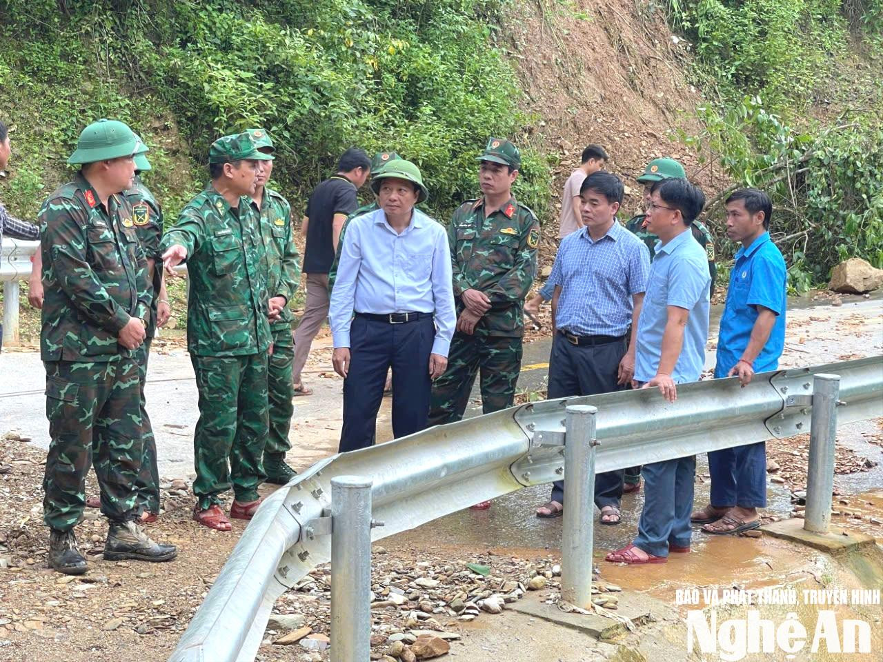 Chủ tịch UBND tỉnh Nghệ An Lê Hồng Vinh chỉ đạo công tác khắc phục hậu quả thiên tai tại xã Mường Típ