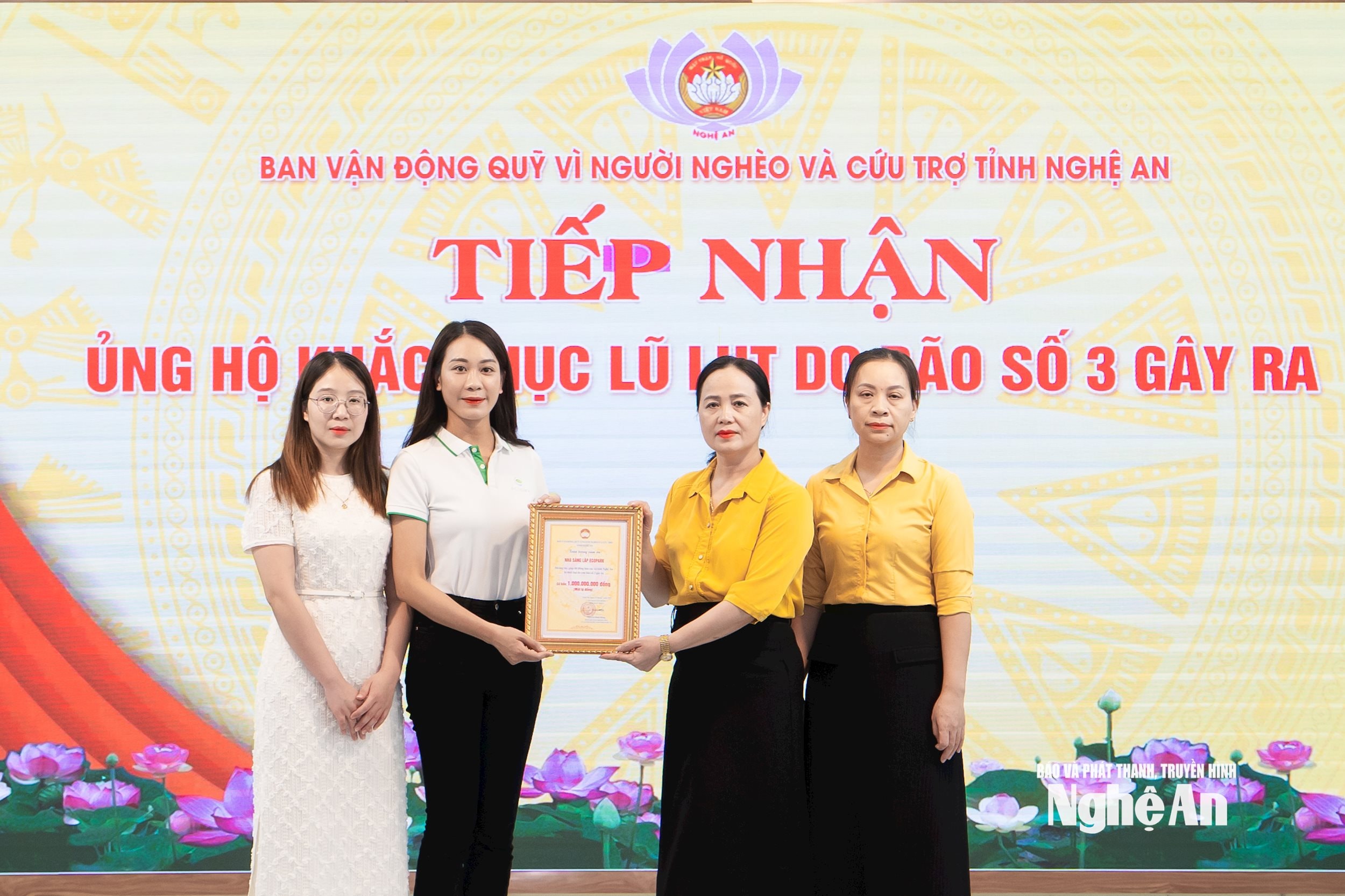 Bà Nguyễn Thị Thu Hương - Phó Chủ tịch Ủy ban Mặt trận Tổ quốc Việt Nam tỉnh Nghệ An trao giấy chứng nhận cho đại diện Nhà sáng lập Ecopark. Ảnh HV