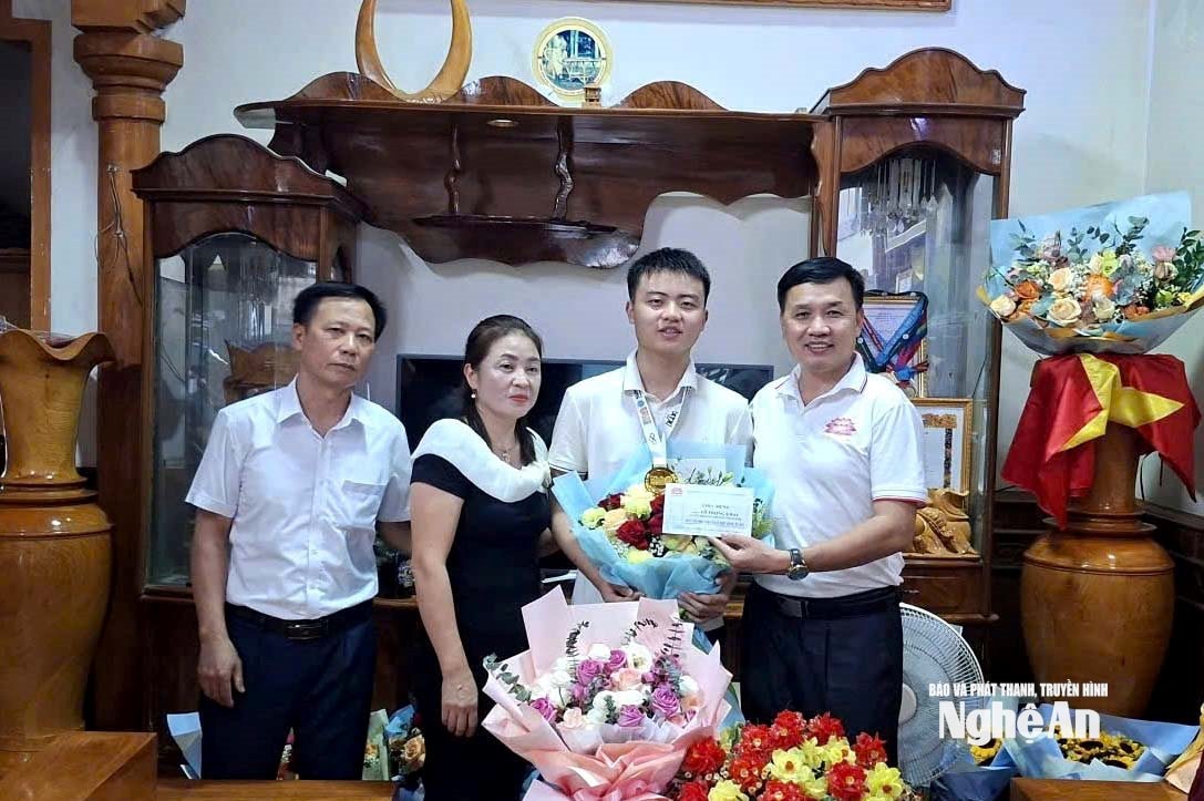 tặng quà em Khải