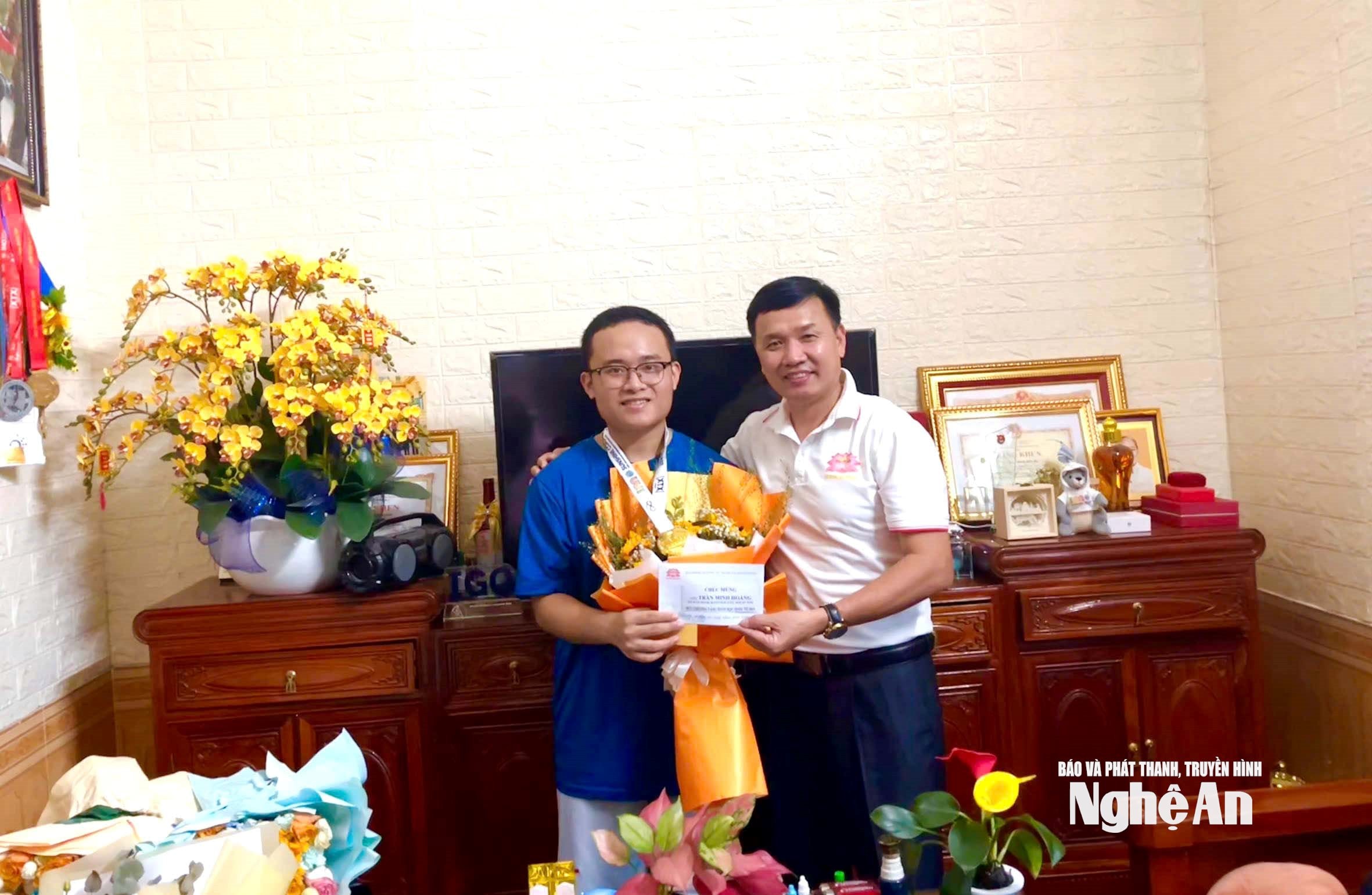 tặng quà em Thế Quân