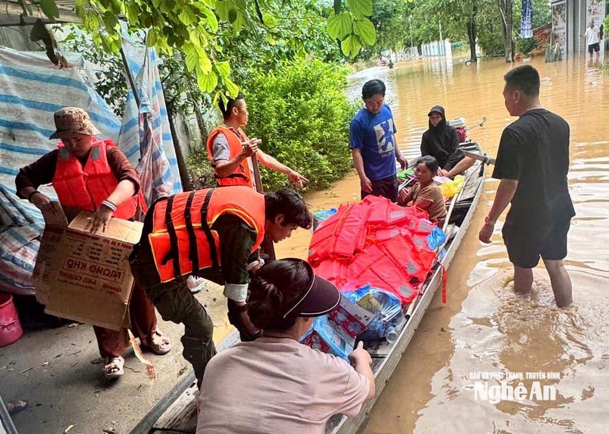 trao quà Anh Sơn