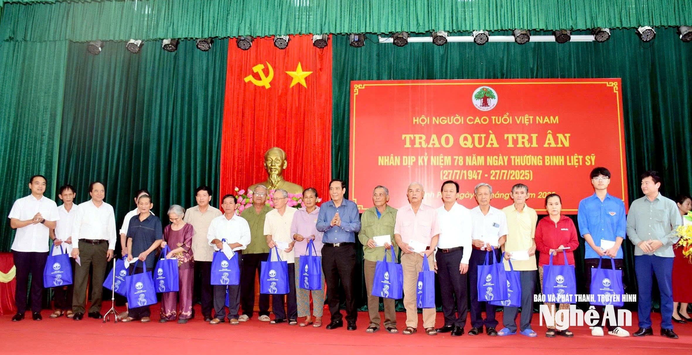 Hội Người Cao tuổi Việt Nam tặng quà tri ân tới người cao tuổi là người có công và thân nhân người có công trên địa bàn phường Vinh Phú, tỉnh Nghệ An. Ảnh: Thu Hương