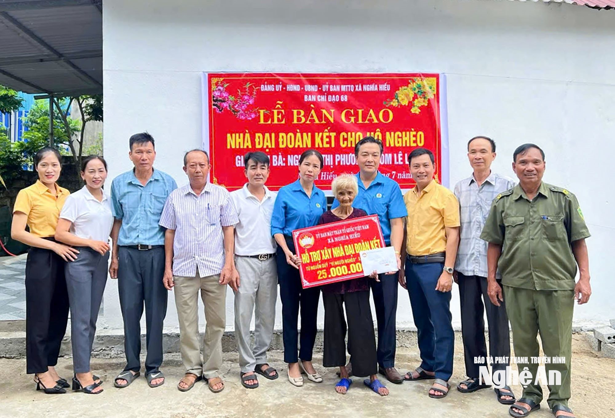  Xã Nghĩa Hưng (Nghĩa Hiếu trước đây) trao tiền hỗ trợ làm nhà cho người dân