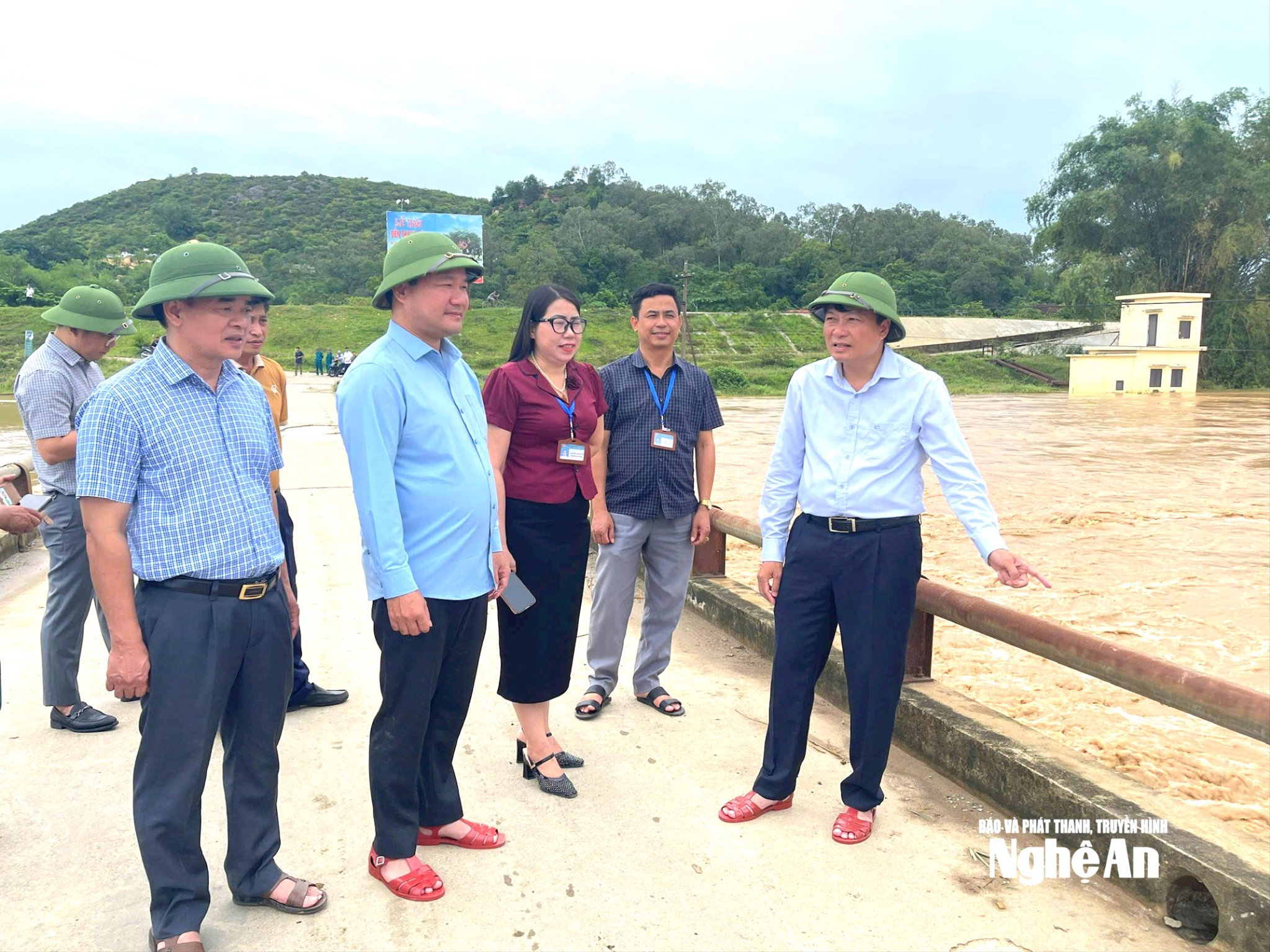 Chủ tịch UBND tỉnh Nghệ An Lê Hồng Vinh kiểm tra công tác phòng, chống thiên tai tại các xã vùng hạ du