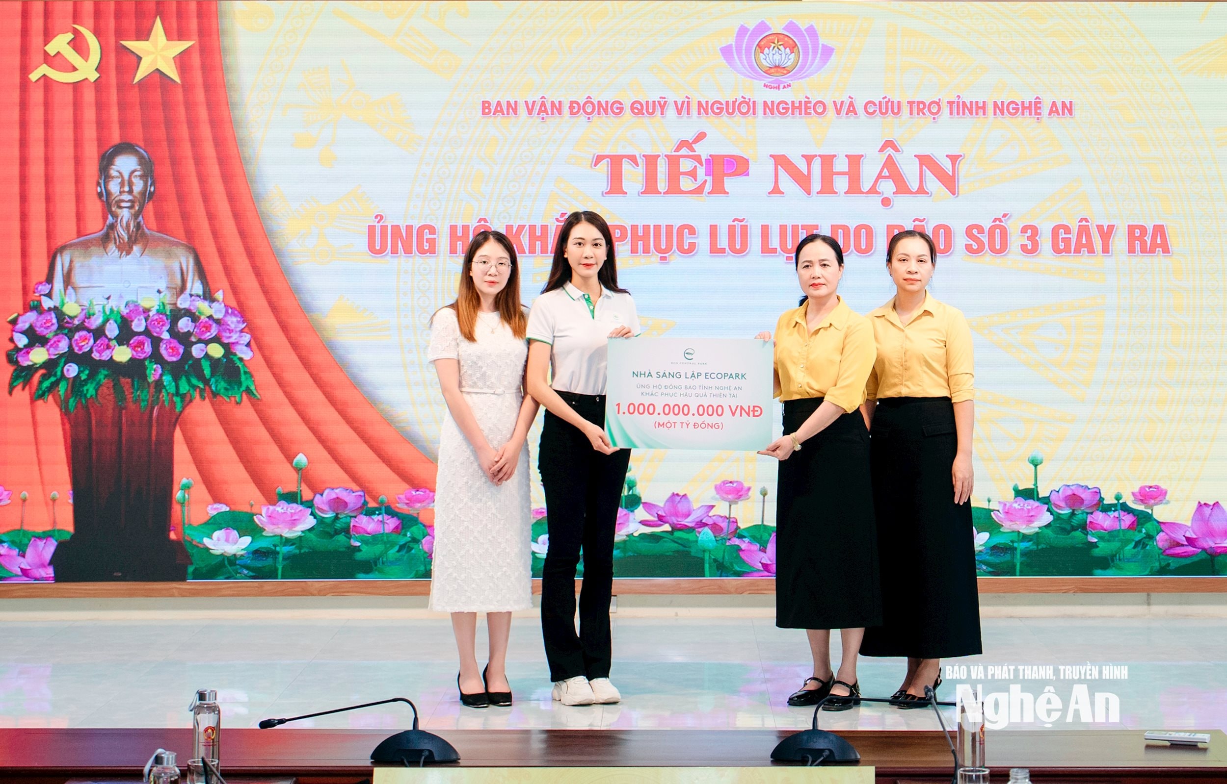 Bà Nguyễn Thị Thu Hương - Phó Chủ tịch Ủy ban Mặt trận Tổ quốc Việt Nam tỉnh Nghệ An tiếp nhận 1 tỷ đồng của Nhà sáng lập Ecopark. Ảnh: HV