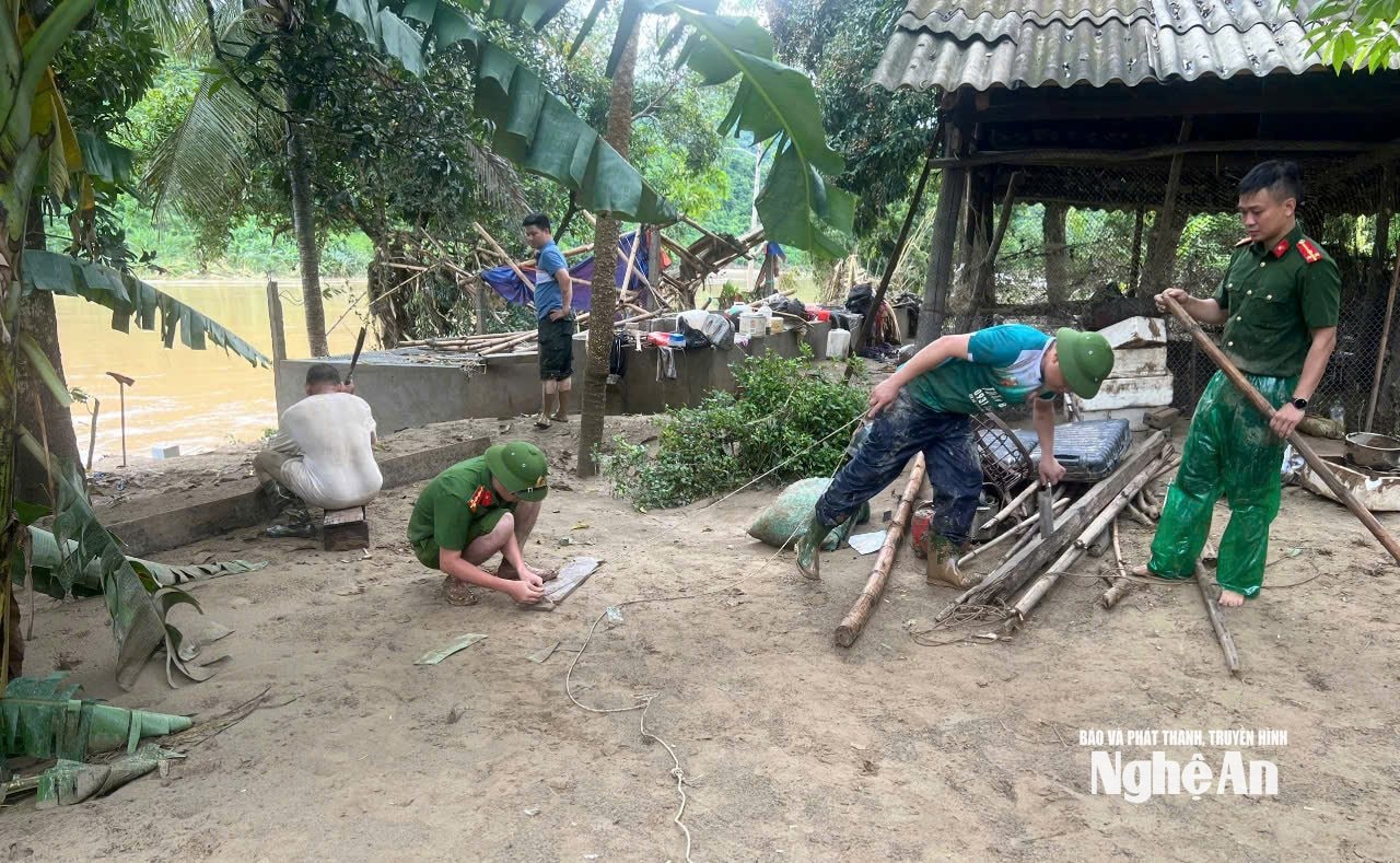 Lực lượng Công an triển khai nhiệm vụ với phương châm nước rút đến đâu, khắc phục đến đó. Trong đó ưu tiên giúp đỡ các hộ neo đơn, hoàn cảnh đặc biệt khó khăn. Ảnh: Trọng Tuấn.