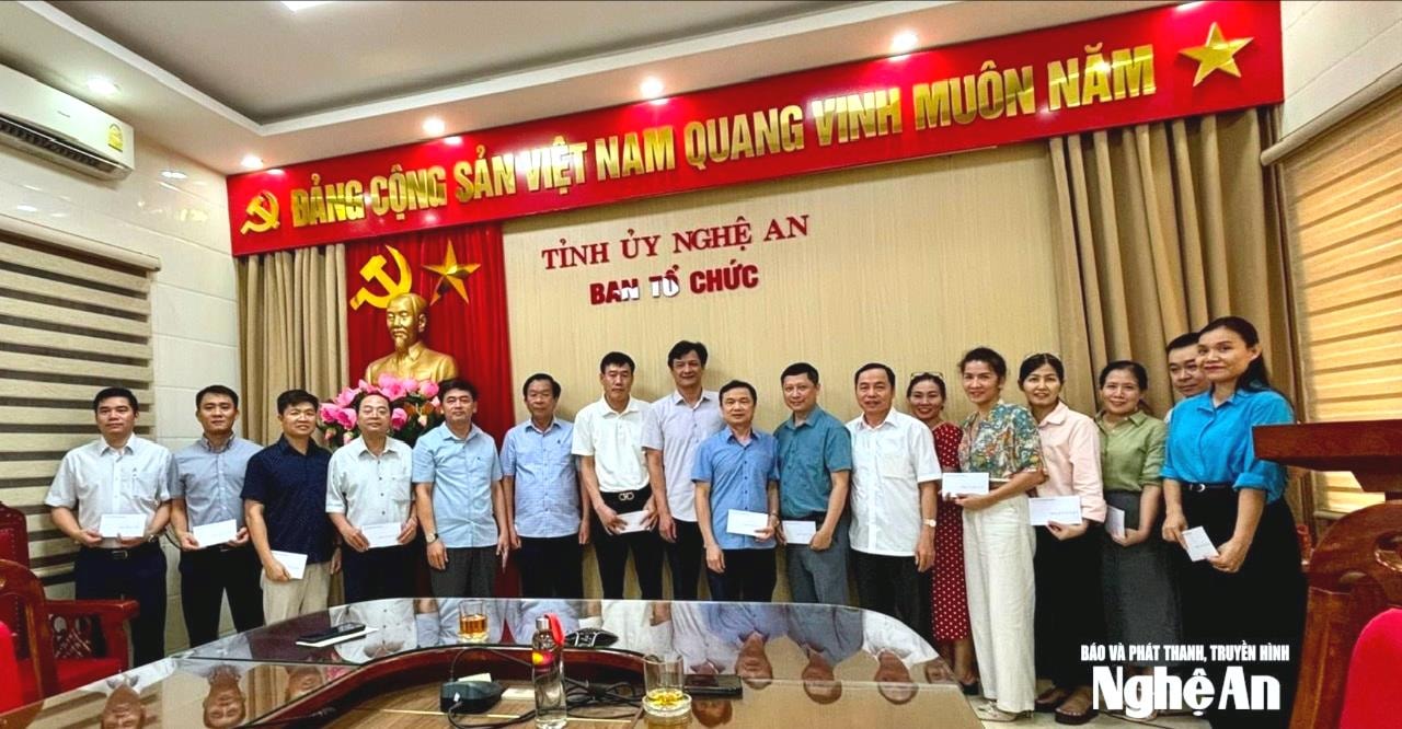 bna_dong-chi-le-duc-cuong-tang-qua-cho-than-nhan-cac-gia-dinh-thuong-binh-liet-si-1-(1).jpg