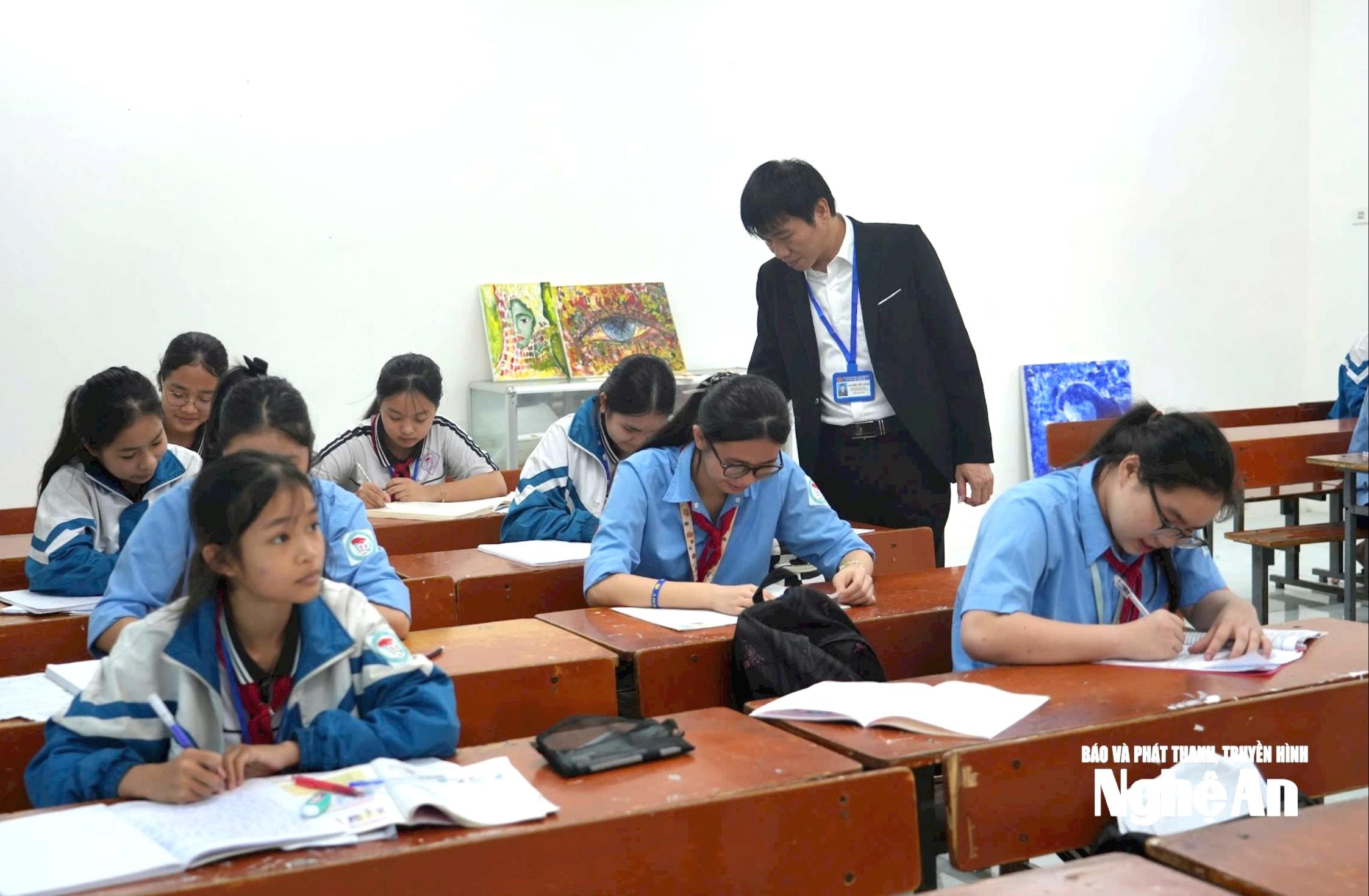 bna_sau-chu-ky-dau-tien-viec-su-dung-sach-giao-khoa-theo-chuong-trinh-moi-o-nghe-an-ve-co-ban-deu-giu-on-dinh.-anh-my-ha.jpg