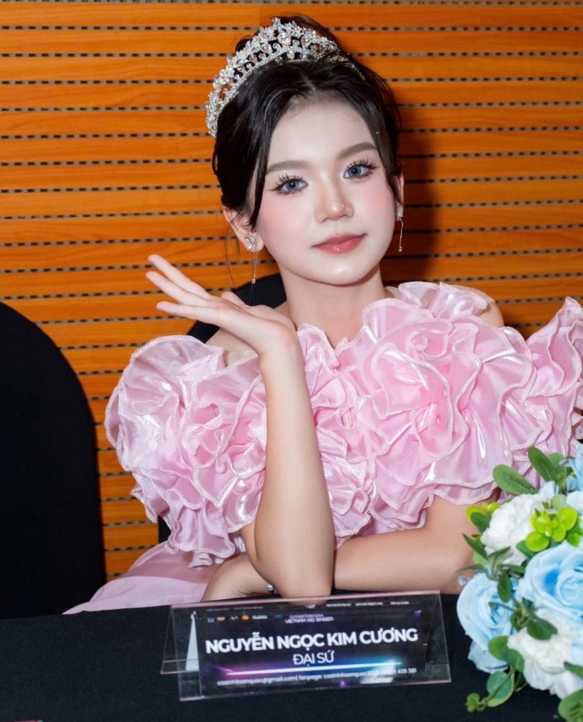 Kim Cương được làm đại sứ ở tuổi 13.