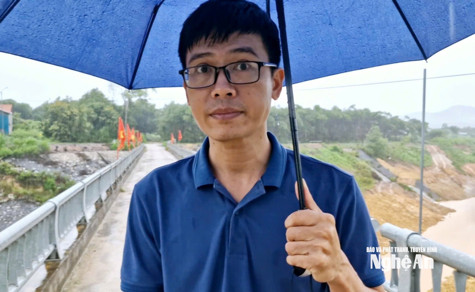 Ông Bùi Hoàng Tùng, Phó phòng Kinh tế xã Châu Bình tại khu vực kênh tiêu Châu Bình. Ảnh: Nhật Lân