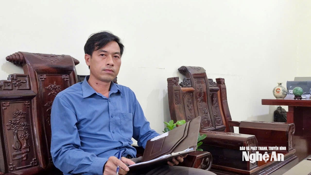 Chủ tịch UBND xã Châu Bình, ông Lô Văn Thế trao đổi với PV Báo và phát thanh, truyền hình Nghệ An. Ảnh: Nhật Lân