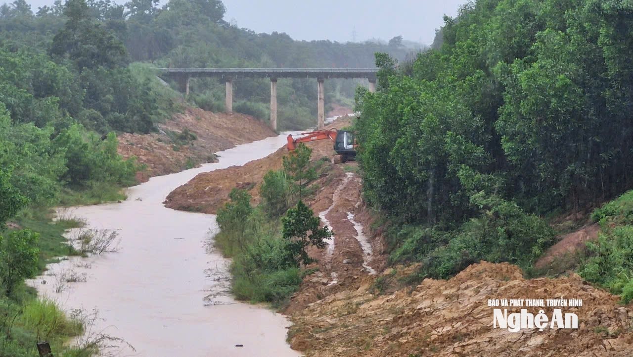 Nạo vét bùn đất kênh tiêu Châu Bình trong ngày 22/7/2025. Ảnh: Nhật Lân