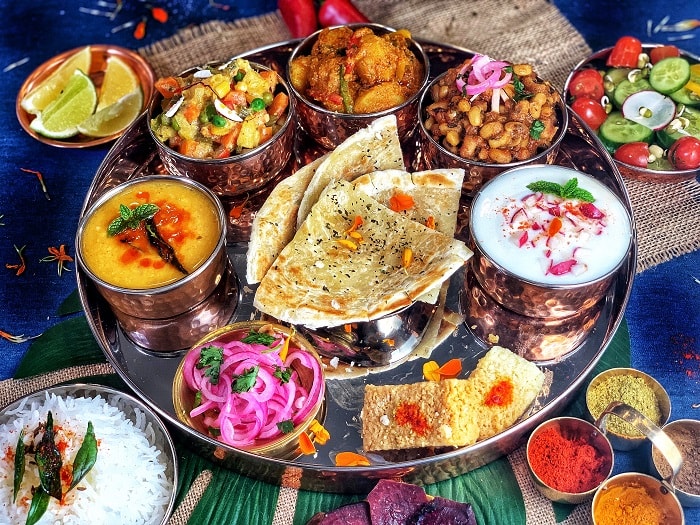 Bùng nổ hương và sắc với món thali Ấn Độ
