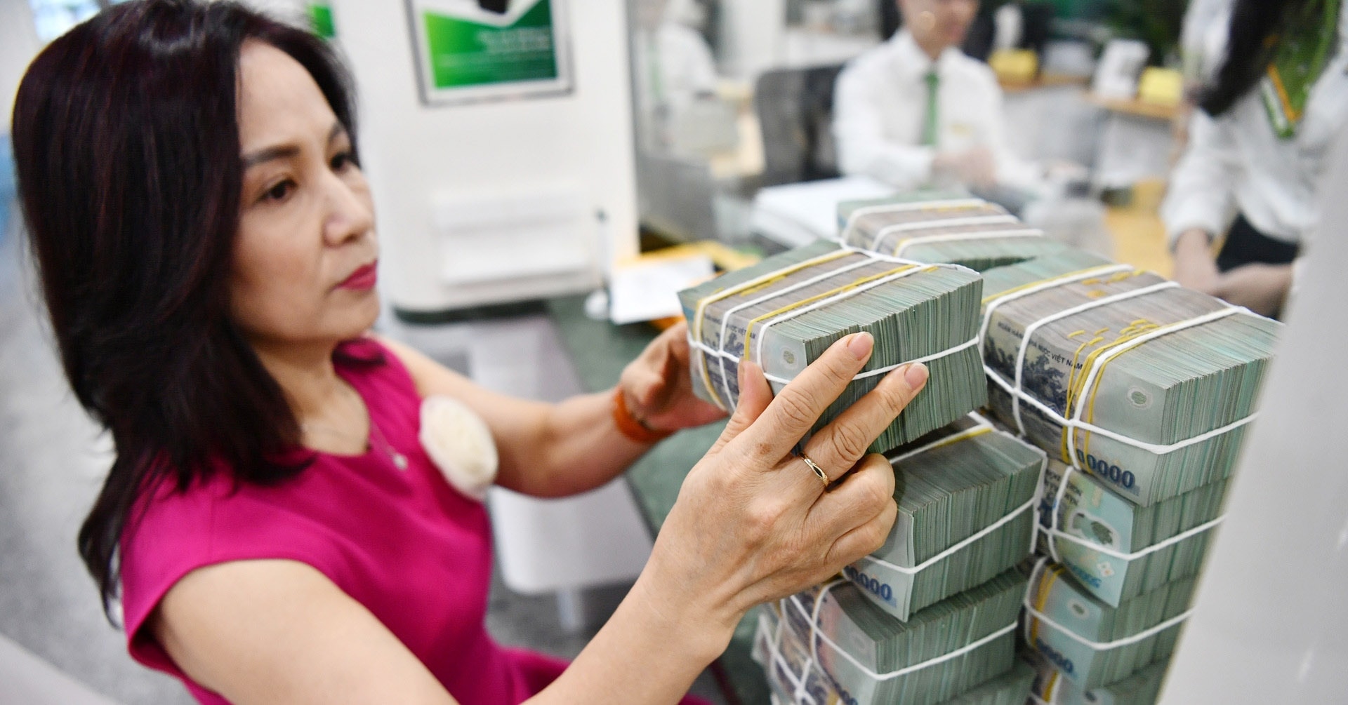 Lãi suất tiết kiệm 3 tháng: VCBNeo dẫn đầu, Big4 duy trì mặt bằng thấp