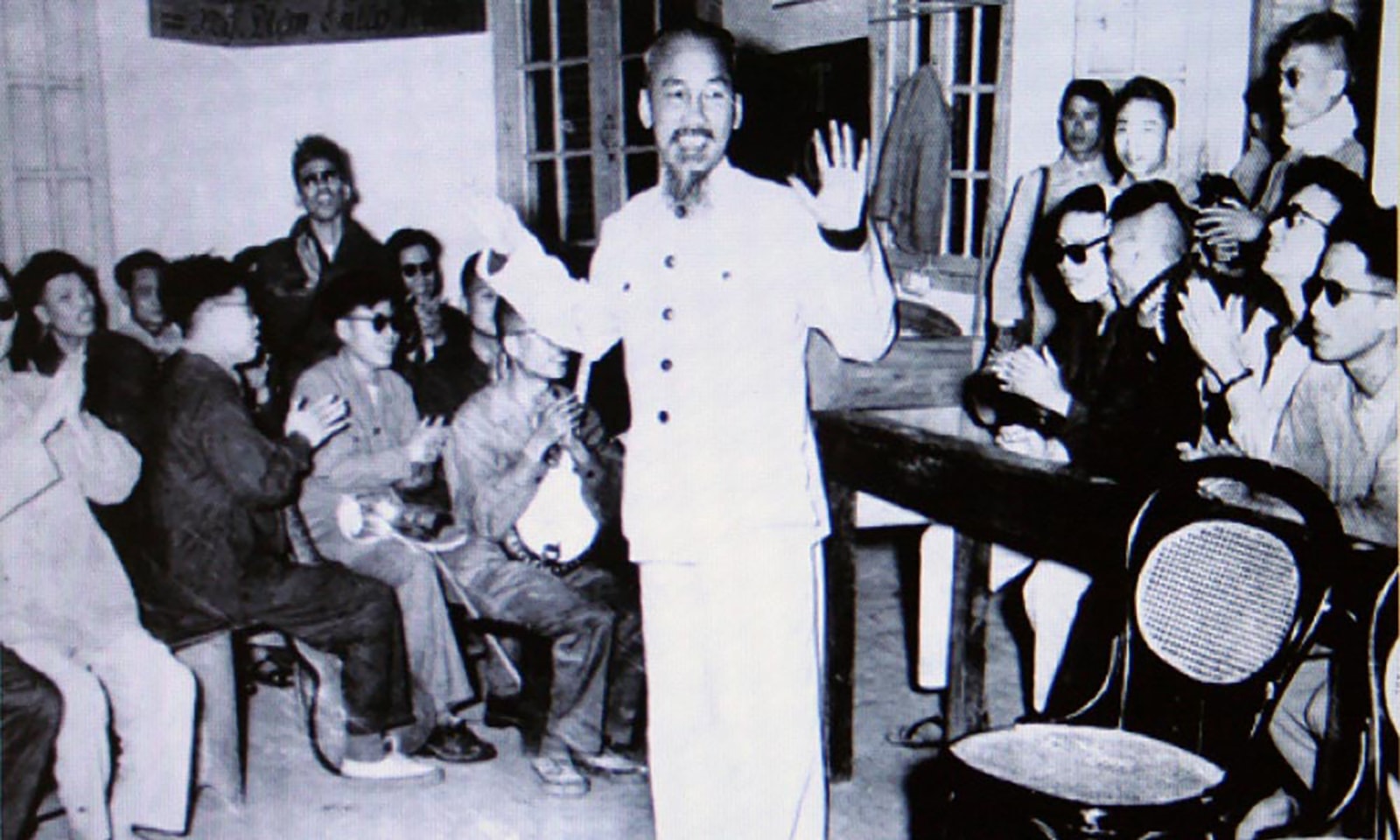 Bác Hồ với các thương, bệnh binh. Ảnh tư liệu