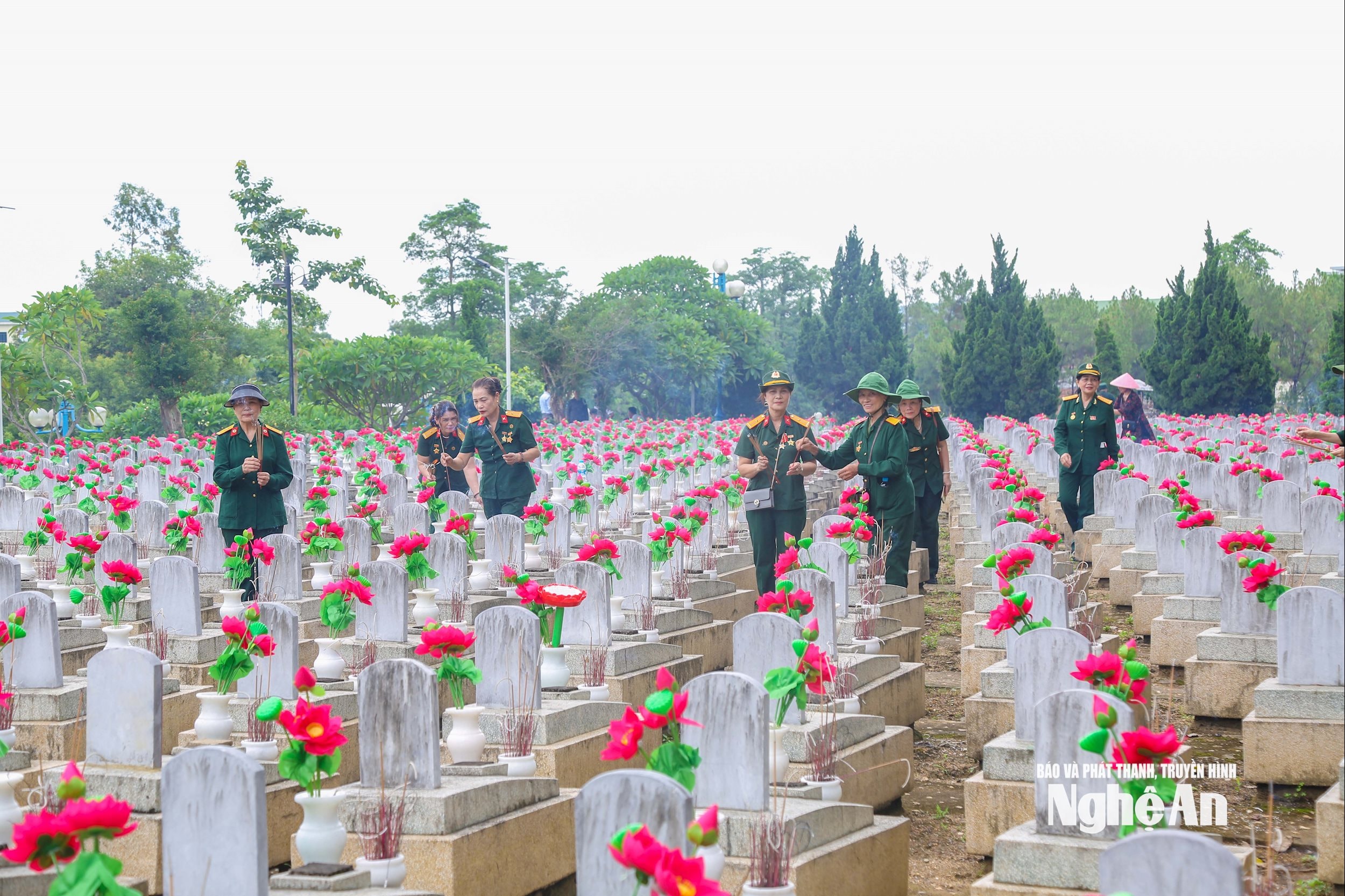  2 nghĩa trang việt lào
