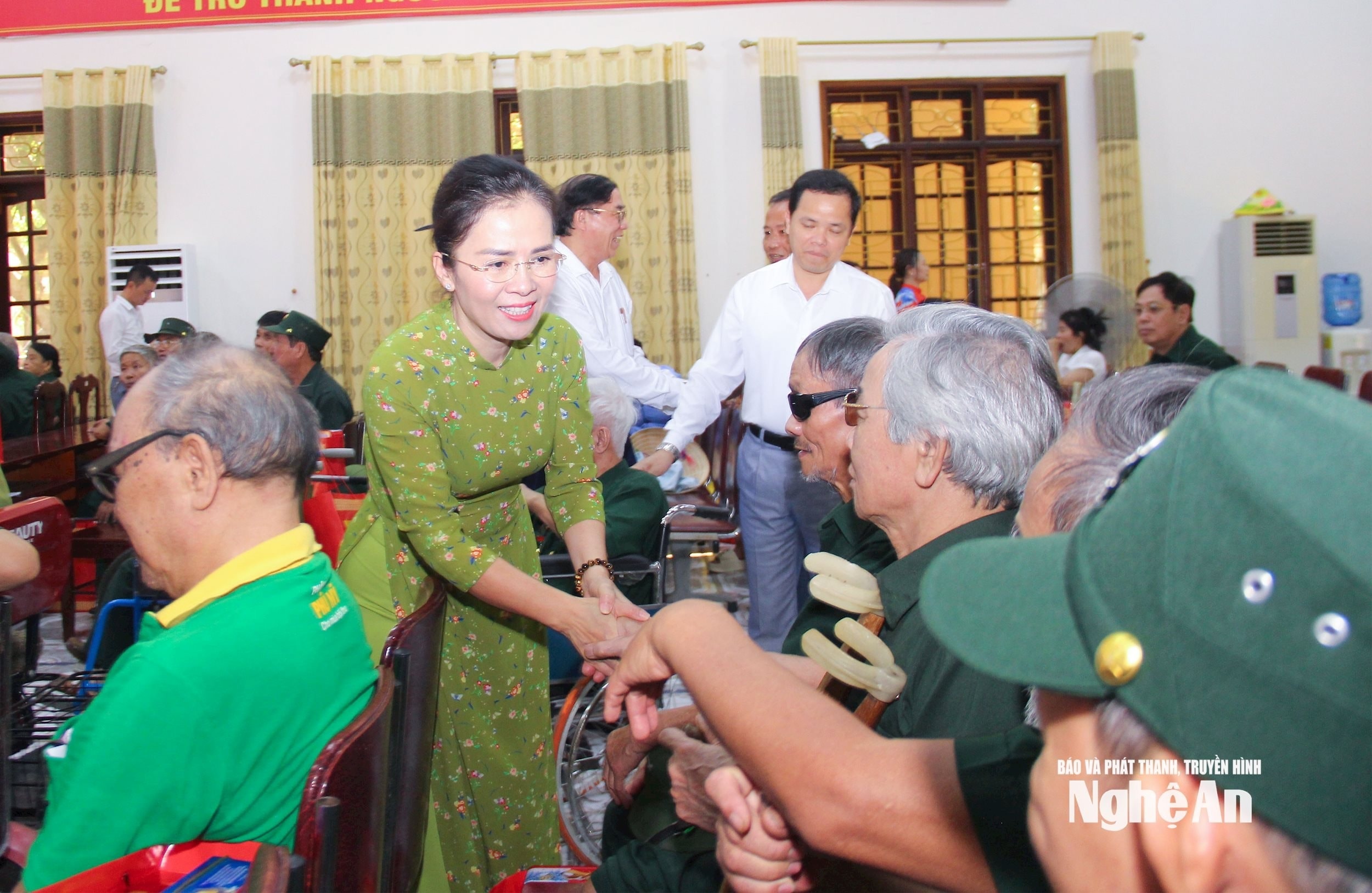 Lãnh đạo tỉnh Nghệ An thăm hỏi động viên các thương binh nặng. Ảnh: Mai Hoa