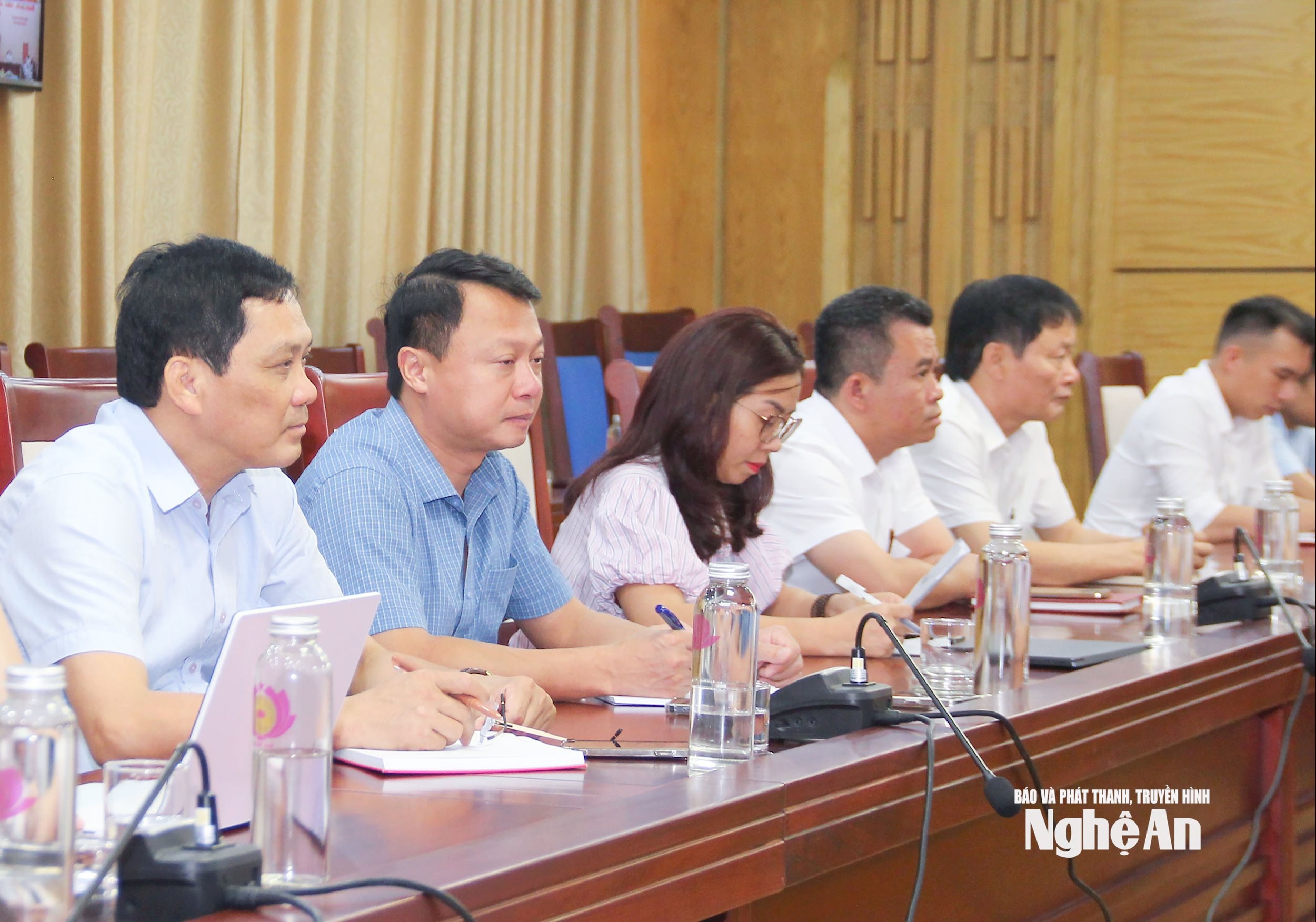 Cán bộ các sở, ngành cấp tỉnh tham hội nghị tại điểm cầu Nghệ An