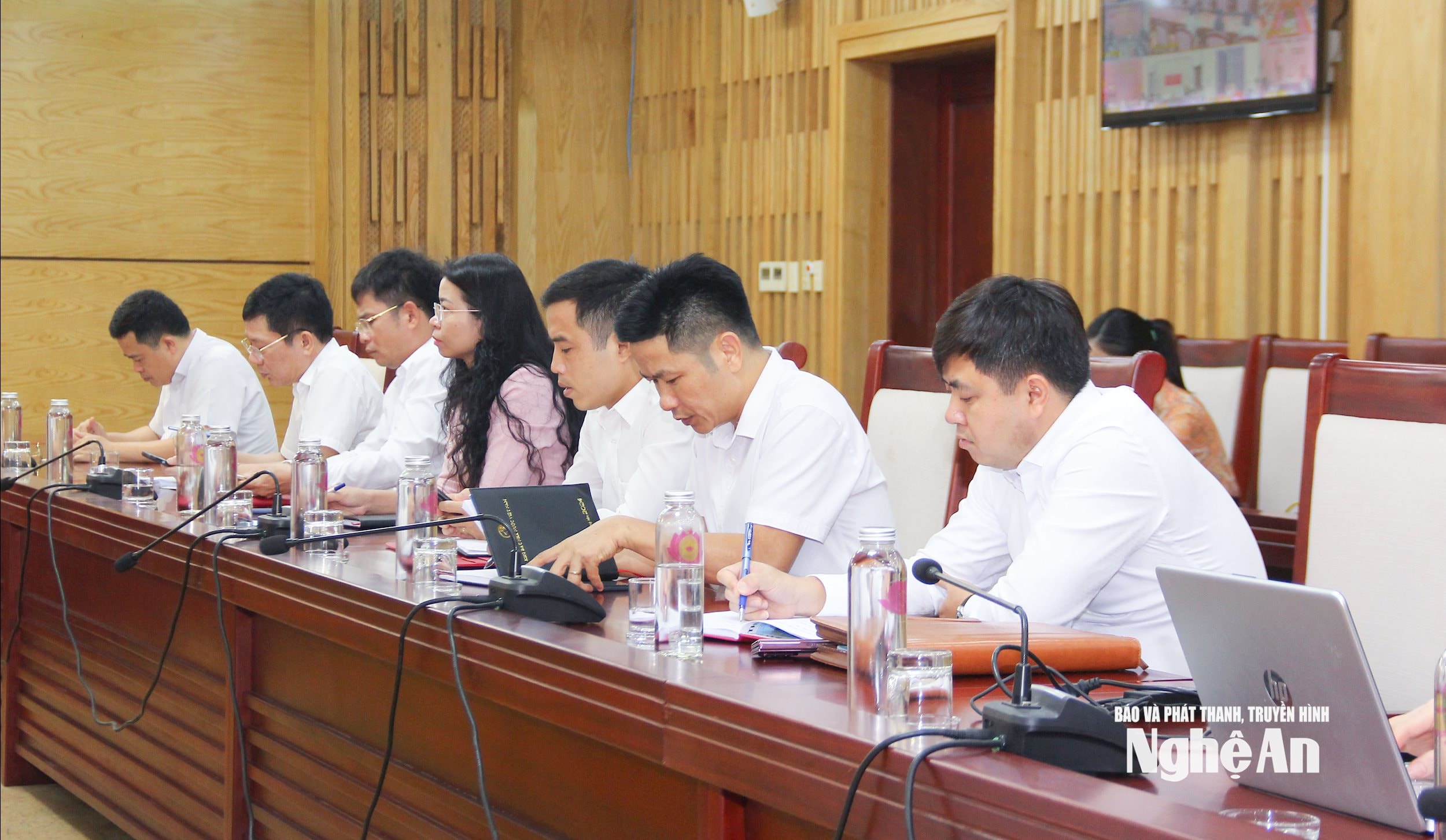 Cán bộ các sở, ngành và cơ sở tham gia hội nghị tại điểm cầu Nghệ An. Ảnh Mai Hoa