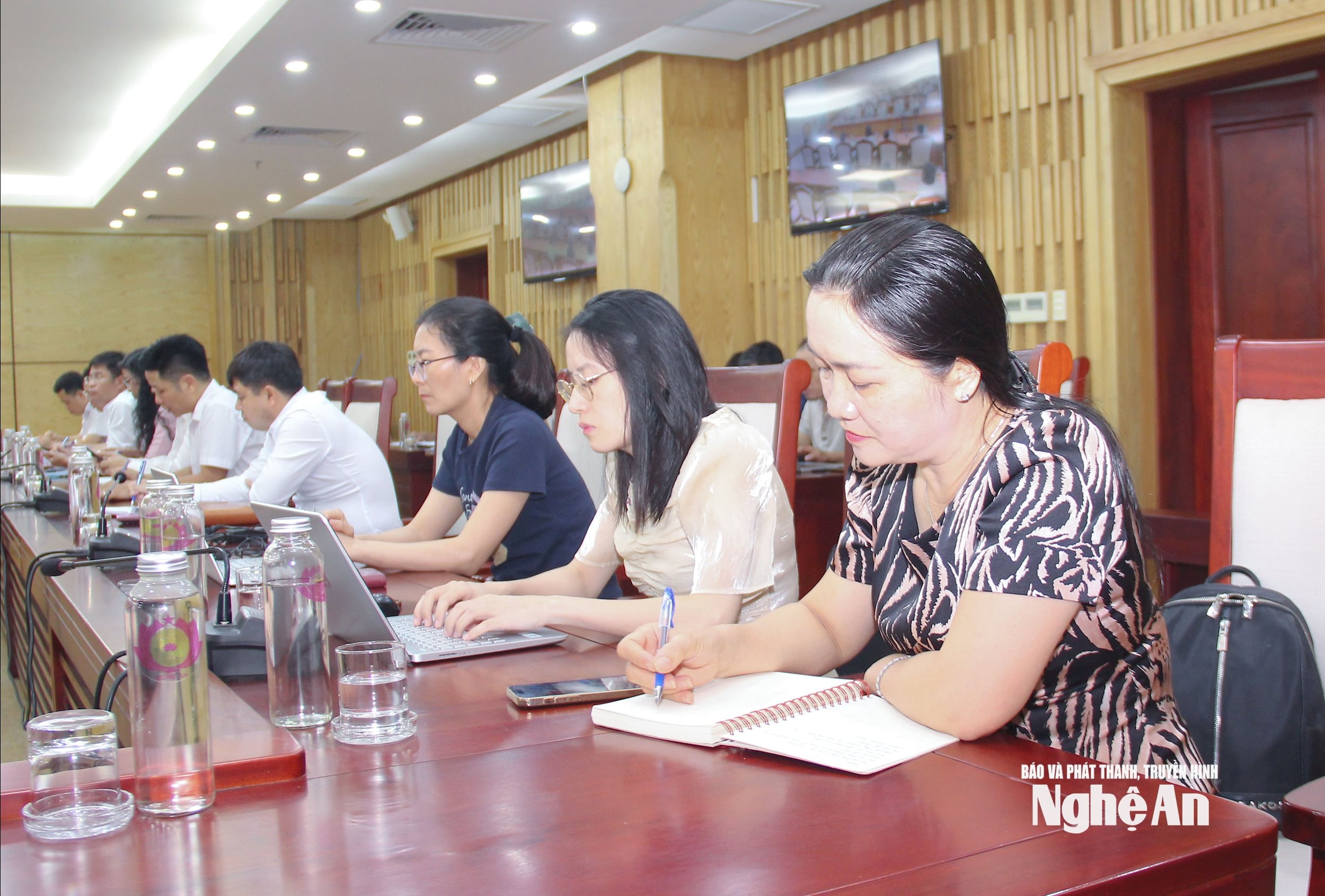Cán bộ cấp cơ sở tham gia tại điểm cầu Nghệ An