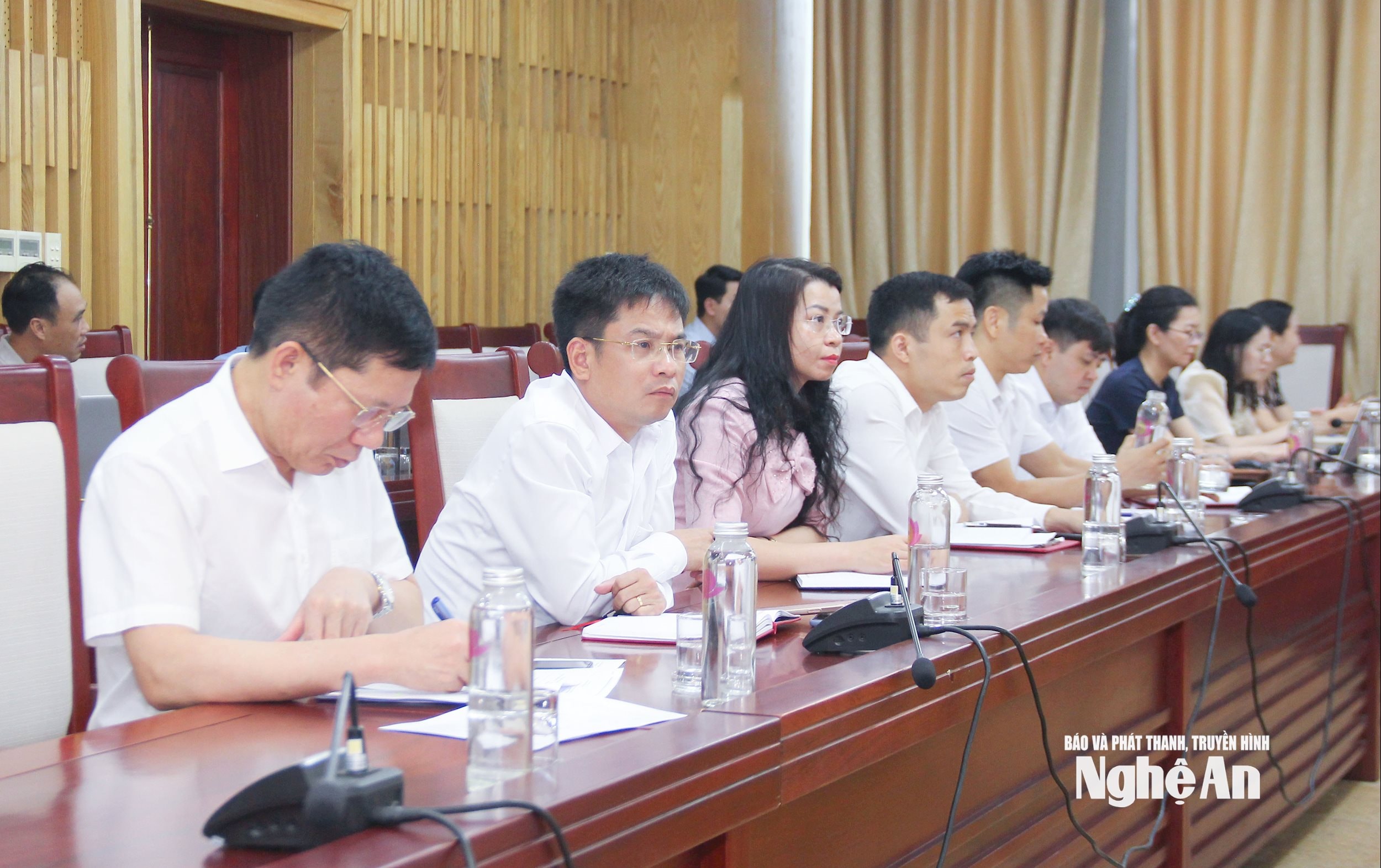 Đại diện các sở, ngành cấp tỉnh tham gia tại điểm cầu Nghệ An