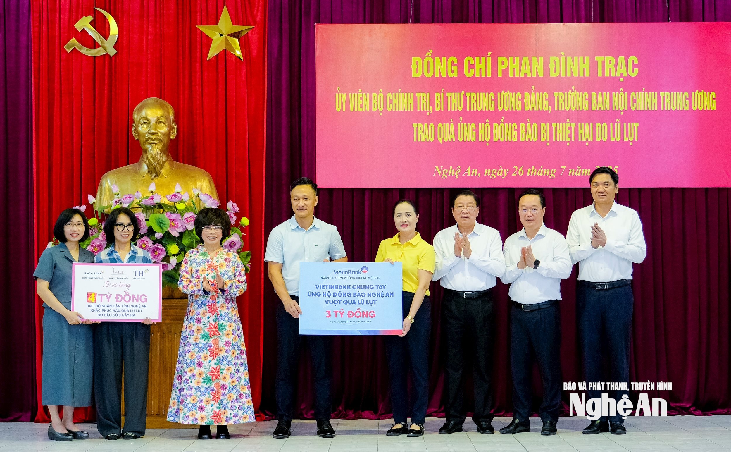 Trưởng ban Nội chính Trung ương Phan Đình Trạc trao quà ủng hộ đồng bào Nghệ An thiệt hại do lũ lụt