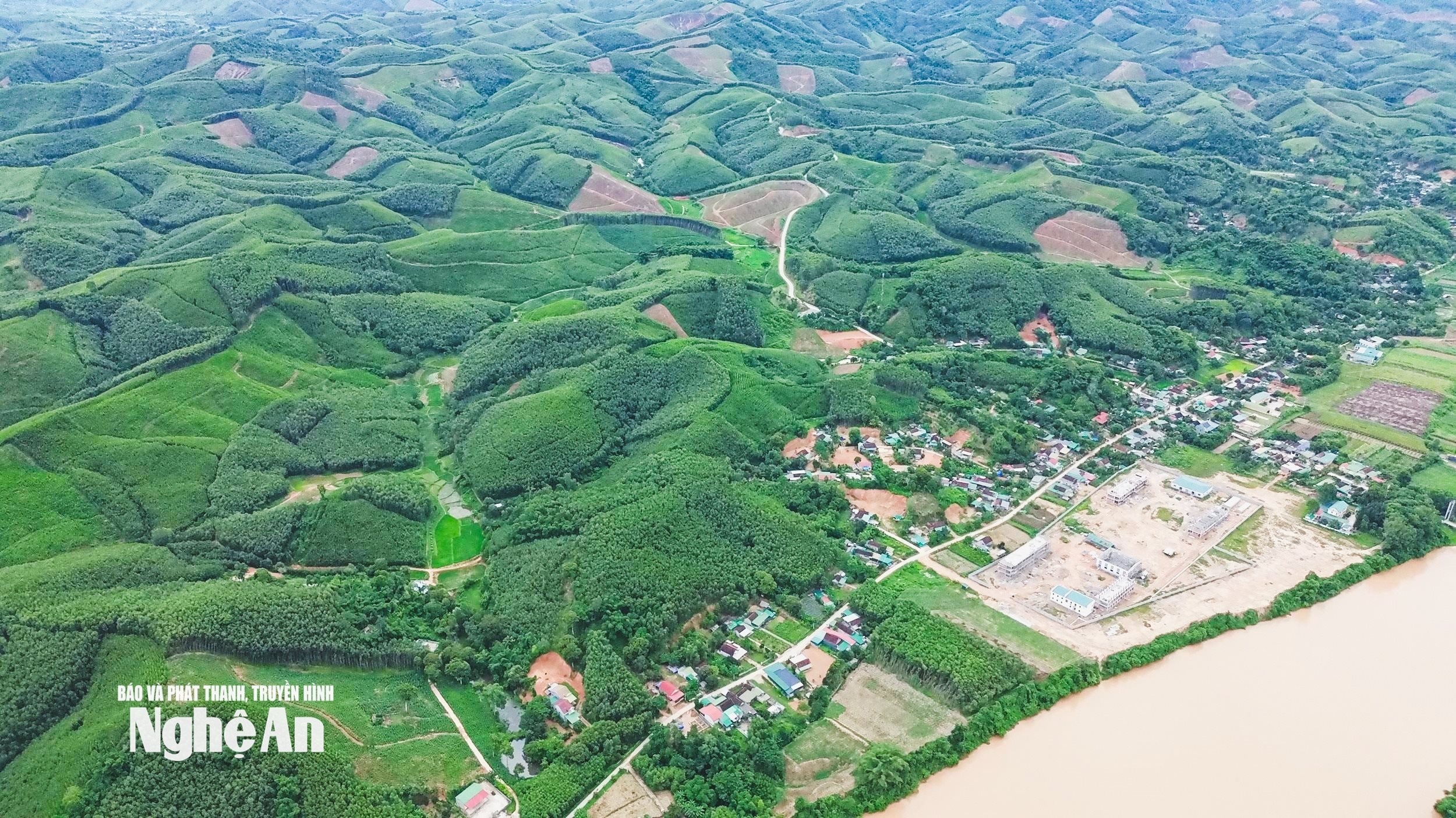 Khu vực được cho là nơi đặt thành Trà Lân, nằm phía Bắc sông Lam, phía xa là con đường đi vào xã Bình Chuẩn để sang huyện Quỳ Hợp trước đây. Ảnh: Tiến Đông