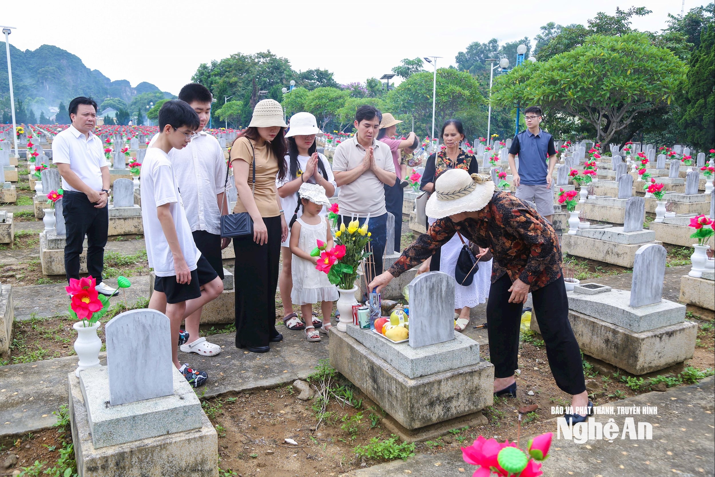 5 nghĩa trang việt lào (9)