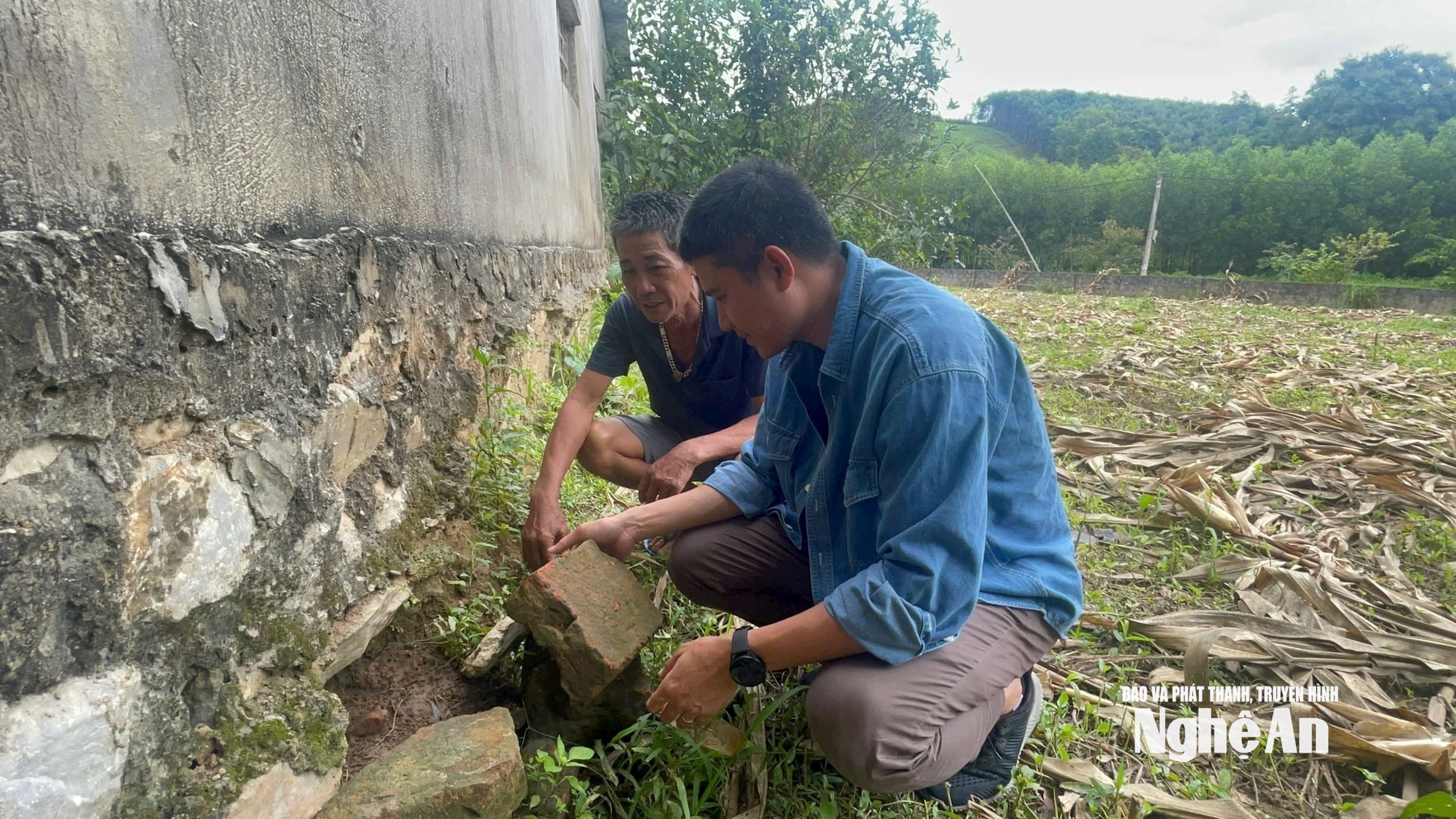 Ông Lê Văn Phượng chỉ cho PV xem những viên gạch cổ mà ông đào được khi cải tạo vườn. Ảnh: Tiến Đông