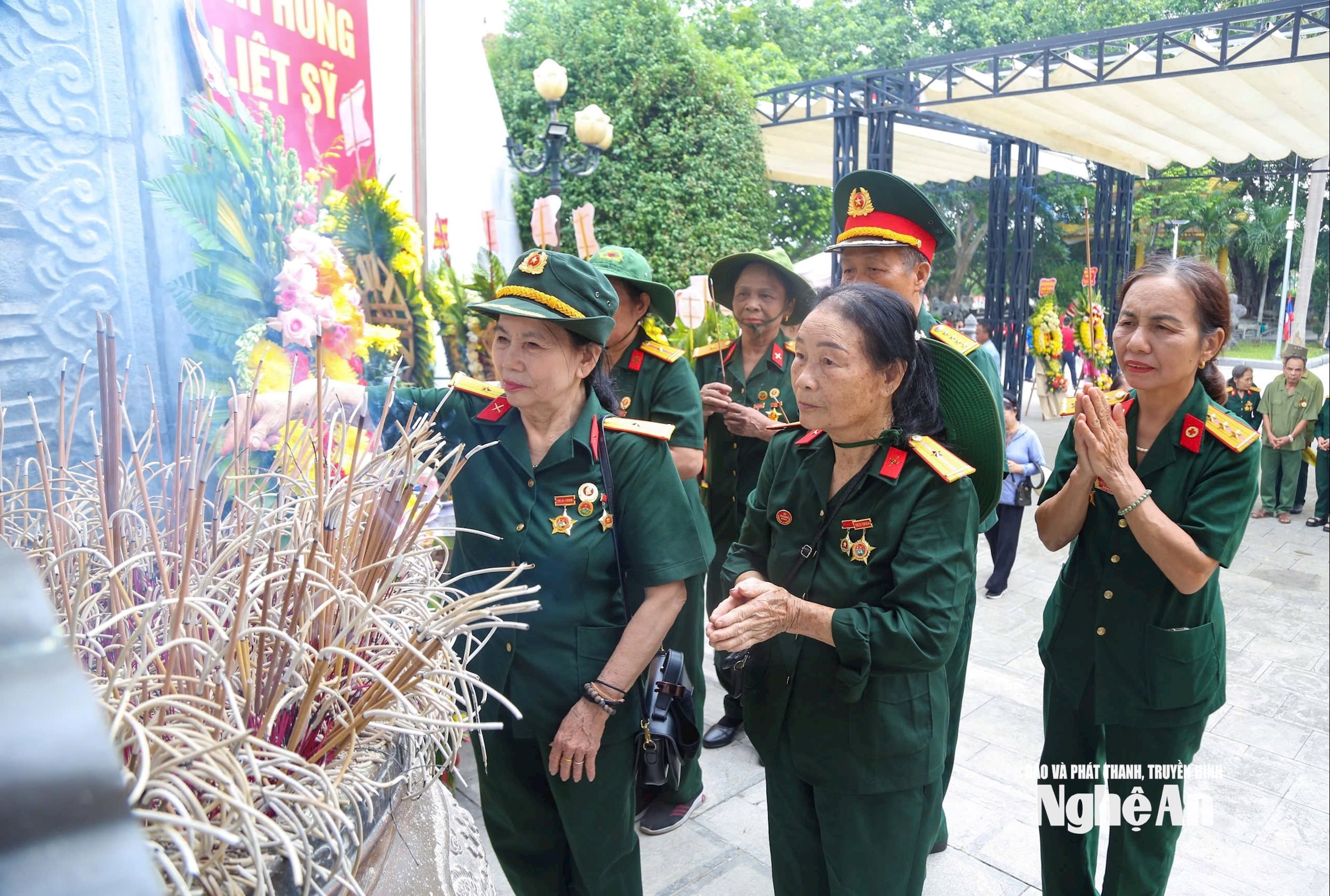 7 nghĩa trang việt lào