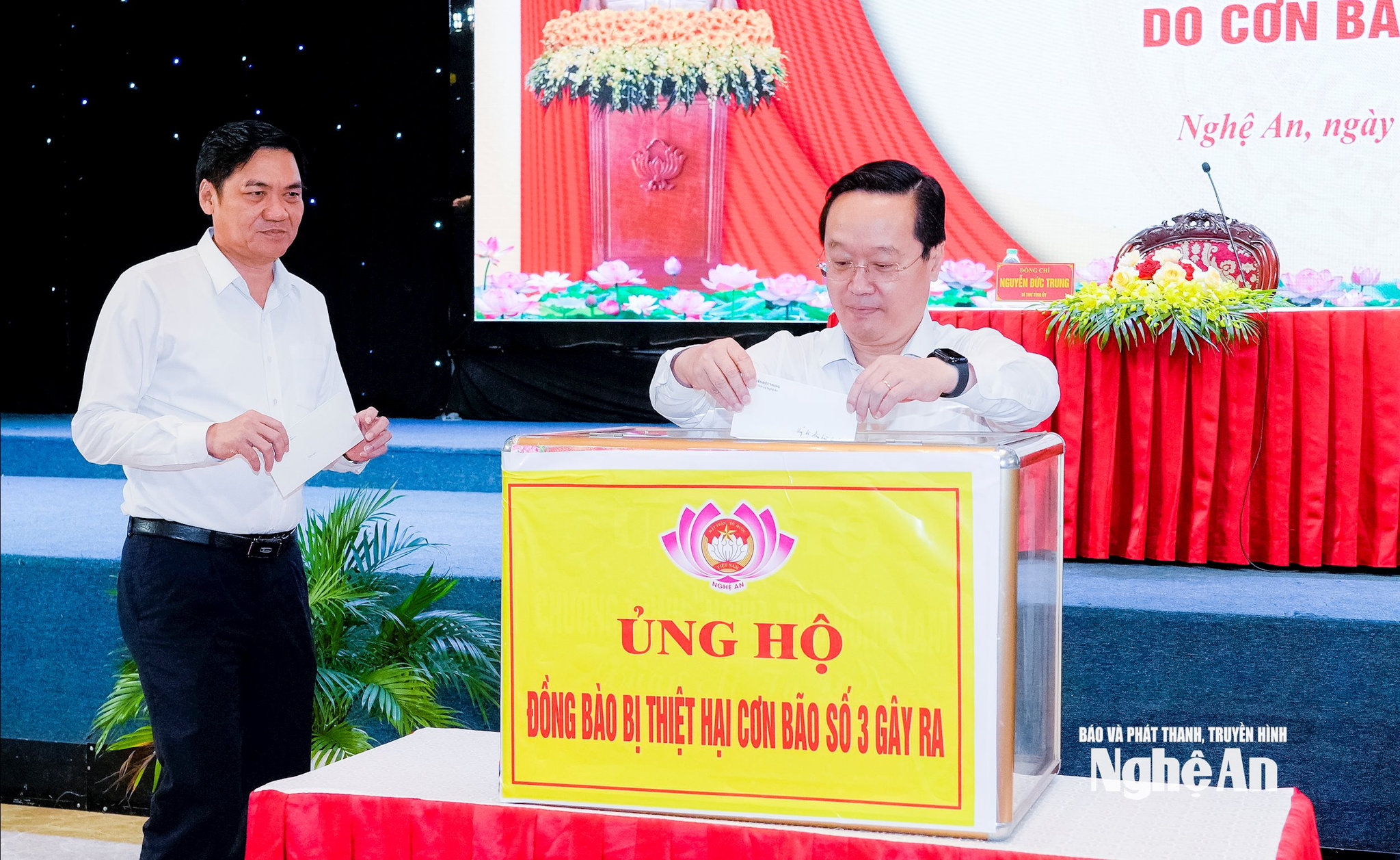 Lãnh đạo tỉnh Nghệ An và cán bộ chủ chốt ủng hộ đồng bào miền Tây khắc phục hậu quả lũ lụt