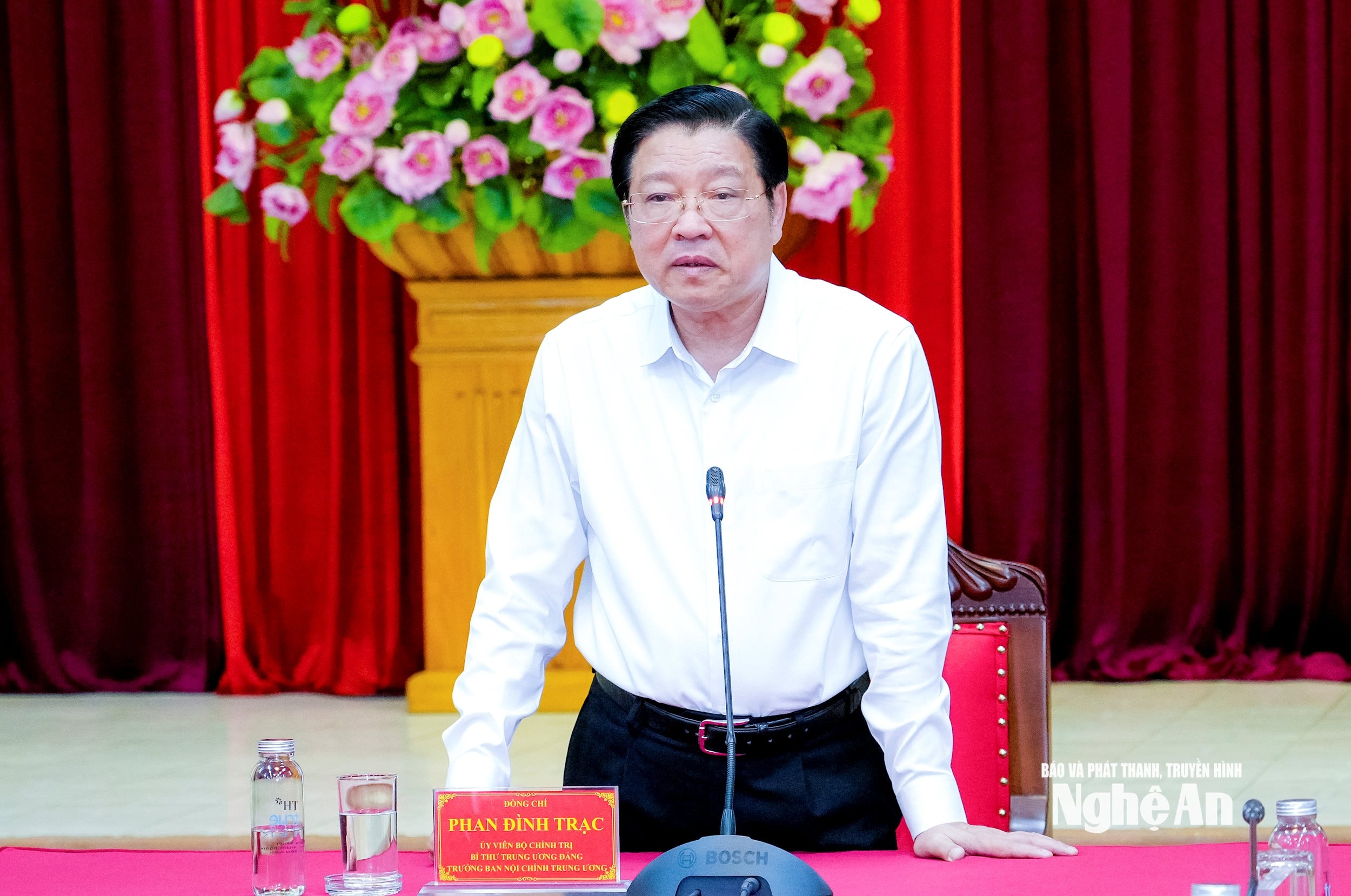 Đồng chí Phan Đình Trạc - Trưởng ban Nội chính Trung ương chia sẻ với những khó khăn, mất mát, thiệt hại nặng nề của đồng bào miền Tây Nghệ An trong những ngày vừa qua khi phải hứng chịu đợt lũ lụt chưa từng có trong lịch sử. Ảnh: Phạm Bằng