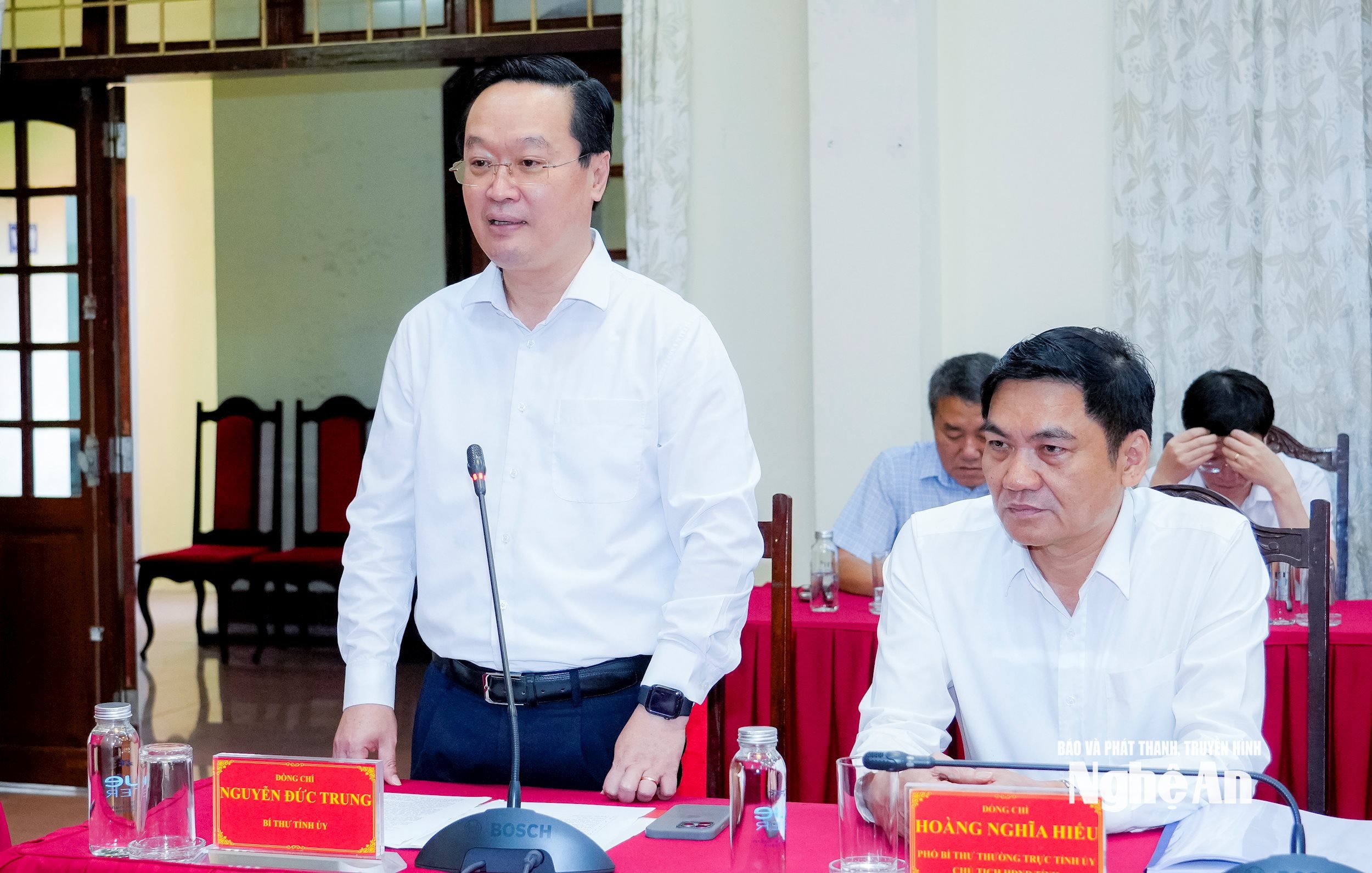 Bí thư Tỉnh ủy Nguyễn Đức Trung bày tỏ lòng biết ơn sâu sắc và chân thành nhất đến đồng chí Phan Đình Trạc và các đồng chí trong đoàn công tác, cùng nhà hảo tâm đã dành sự quan tâm, chia sẻ, sự động viên kịp thời, hết sức ý nghĩa về tinh thần và vật chất cho tỉnh để khắc phục hậu quả lũ lụt. Ảnh: Phạm Bằng