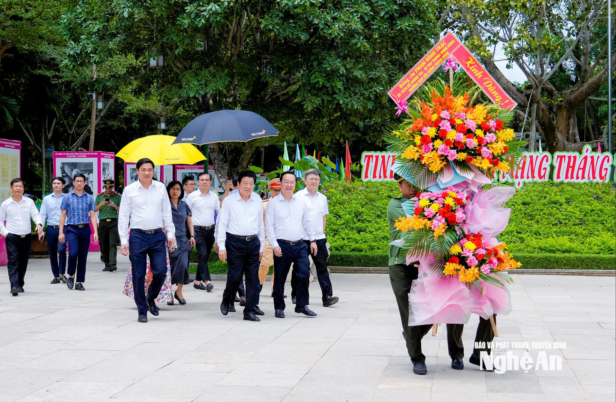 Đồng chí Phan Đình Trạc dâng hương tưởng niệm Chủ tịch Hồ Chí Minh và các Anh hùng liệt sĩ