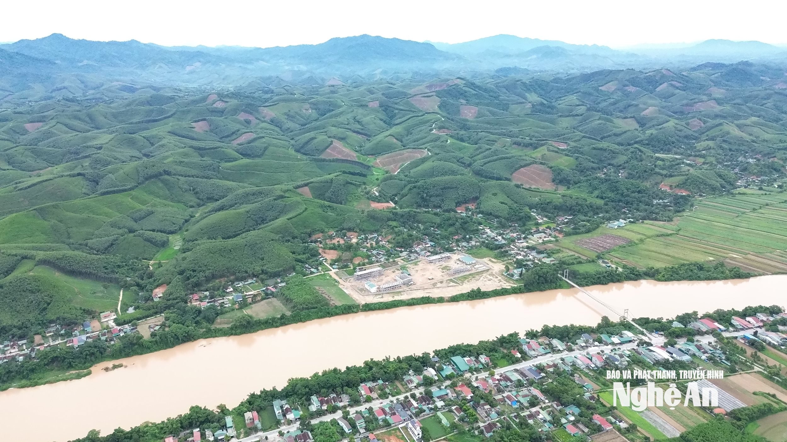 Khu vực thành Trà Lân xưa nằm dựa lưng vào núi và phía trước mặt là dòng sông Lam. Ảnh: Tiến Đông