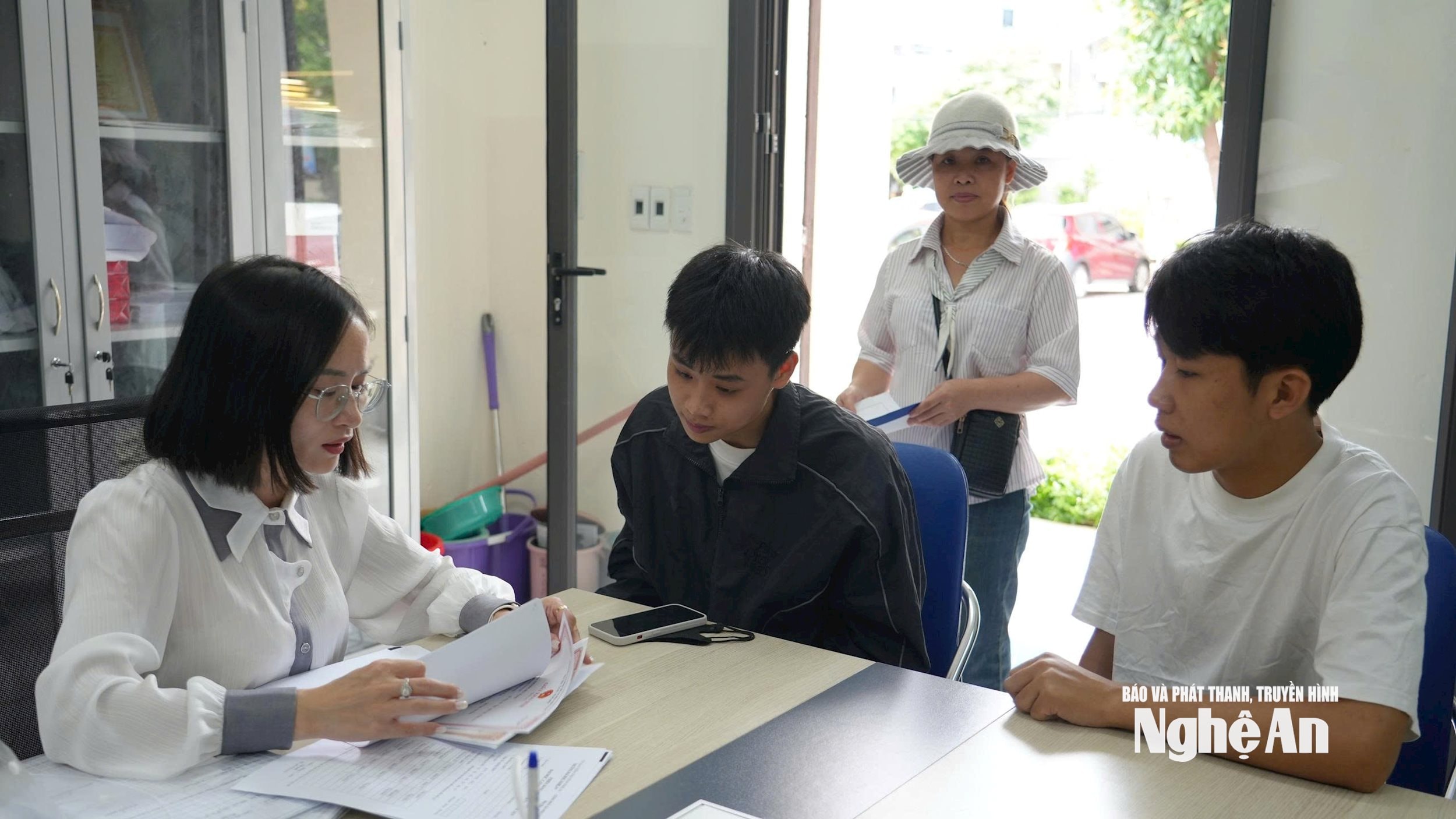Thí sinh đến tìm hiểu về tuyển sinh tại Trường Đại học Nghệ An. Ảnh - Mỹ Hà