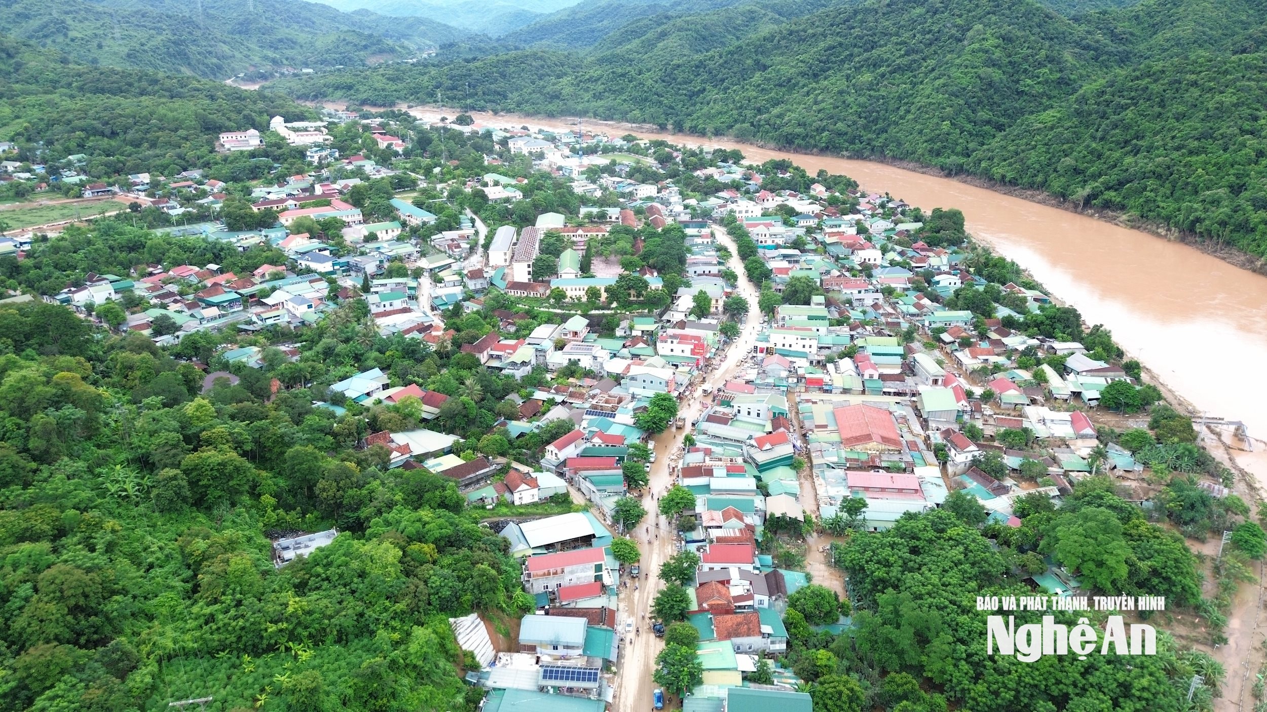 trung tâm xã Tương Dương sau khi nước lũ rút. Ảnh XH (1)