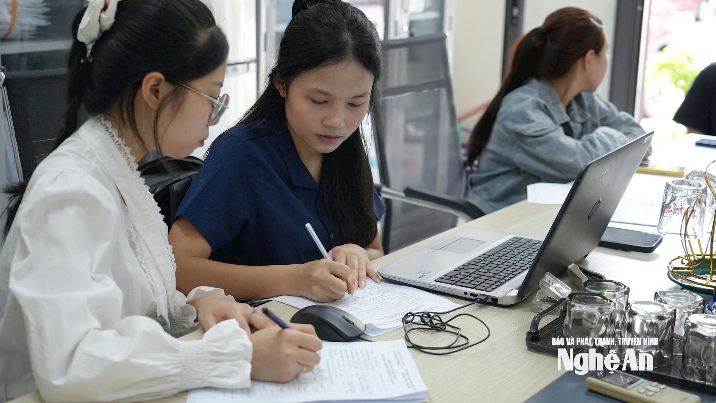 Trường Đại học Nghệ An hướng dẫn thí sinh đăng ký xét tuyển đại học. Ảnh - Mỹ Hà