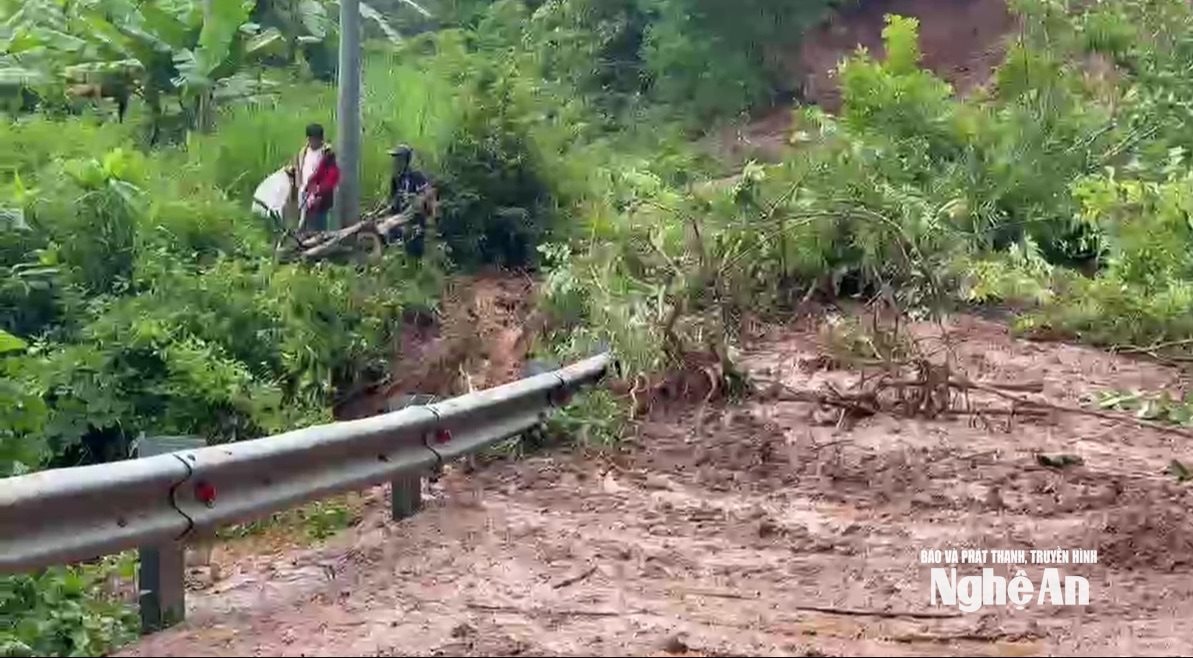 Tuyến Quốc lộ 16 đoạn qua xã Nhôn Mai bị vùi lấp, máy móc chưa thể vào được để san gạt. Ảnh: P.V