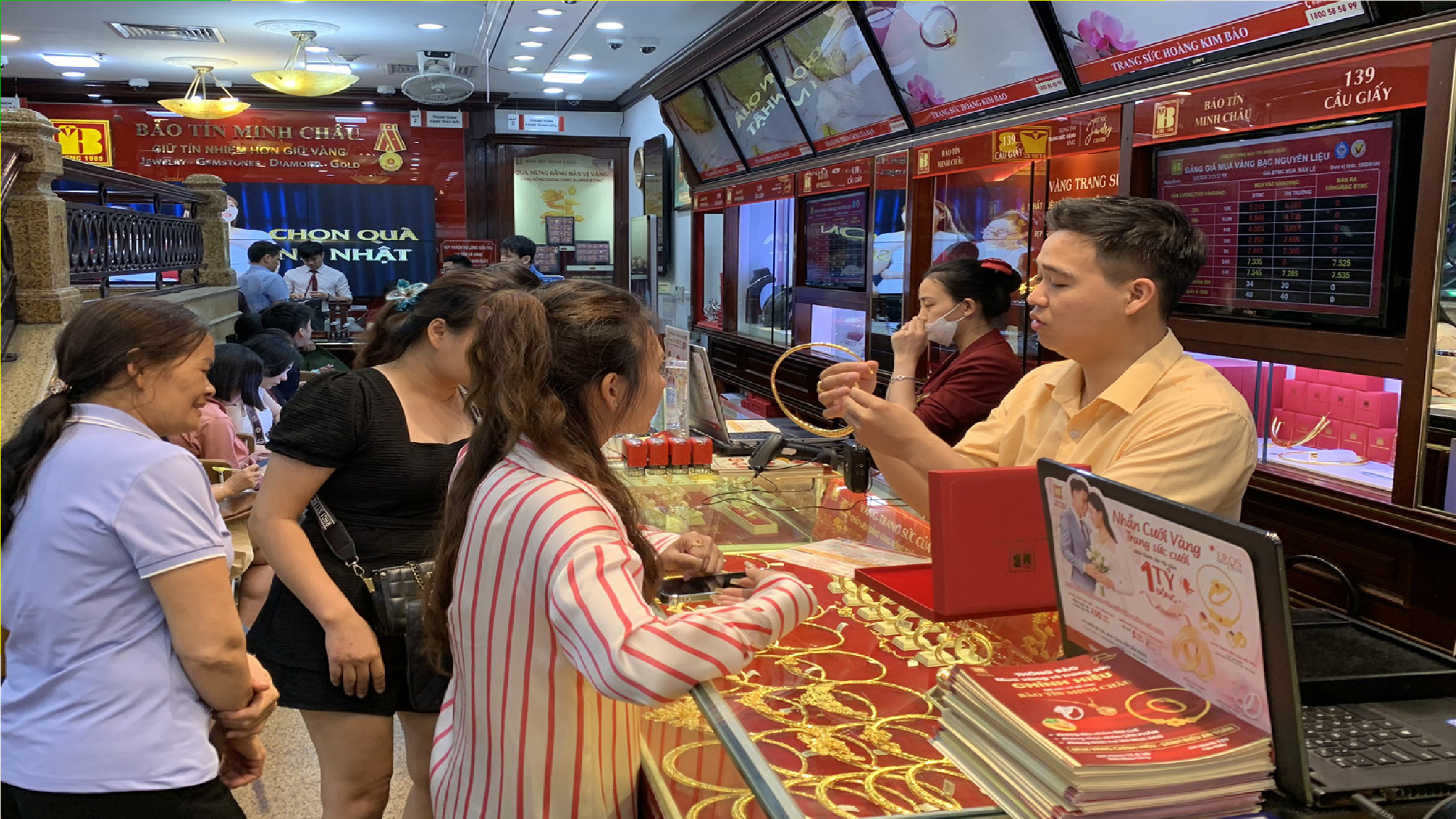 Giá vàng hôm nay 27/7/2025: Giá vàng giảm sâu xuống đáy tuần qua